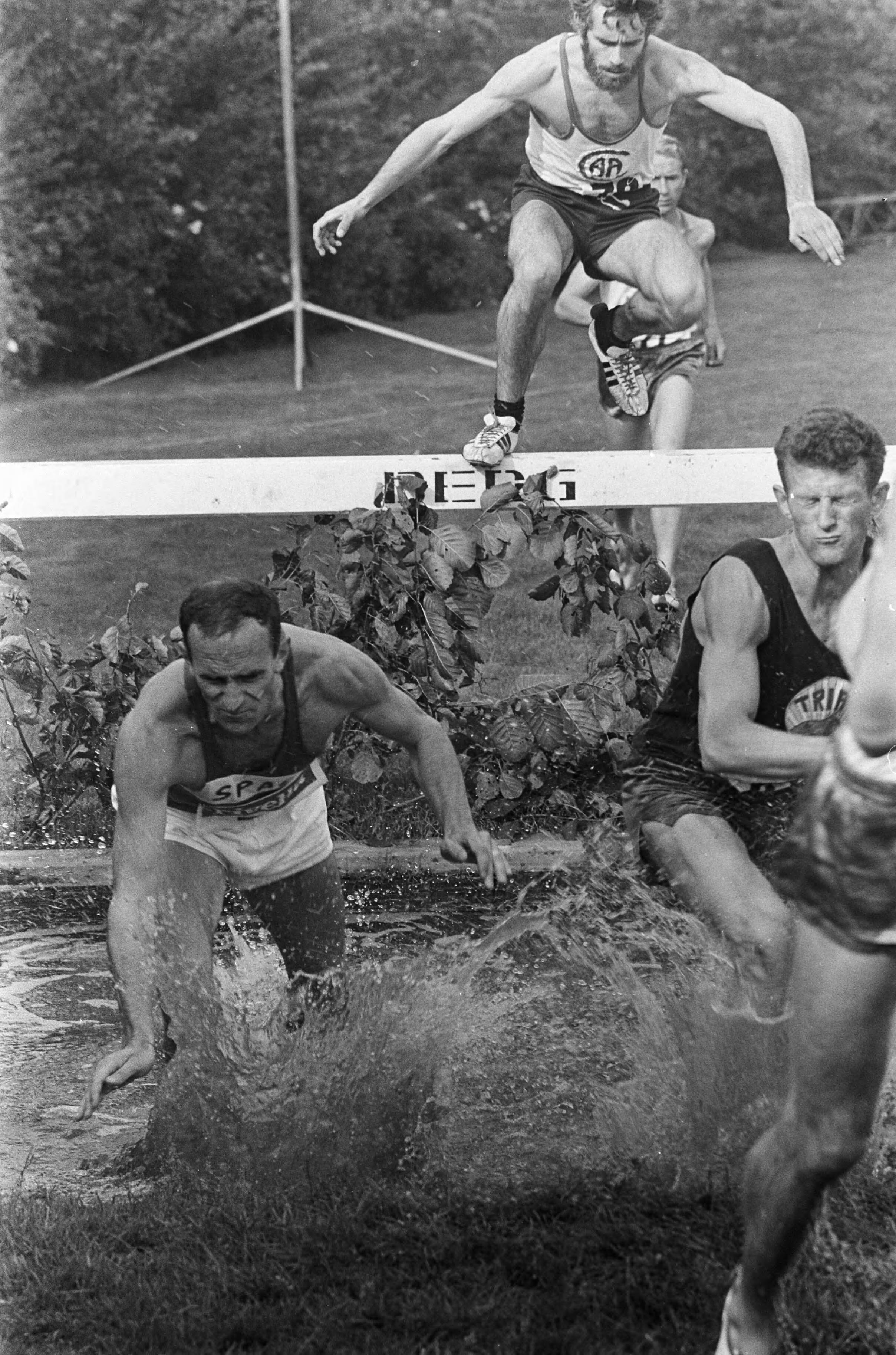 Nederlandse kampioenschappen atletiek 1968 — De atleten, waarbij Egbert Nijstad, bij hun sprong in de waterbak — Foto: Fotograaf Onbekend / Anefo. Licentie: Set B: Rechtenvrij / Publiek Domein. Bron: Nationaal Archief. http://hdl.handle.net/10648/ab4c0550-d0b4-102d-bcf8-003048976d84