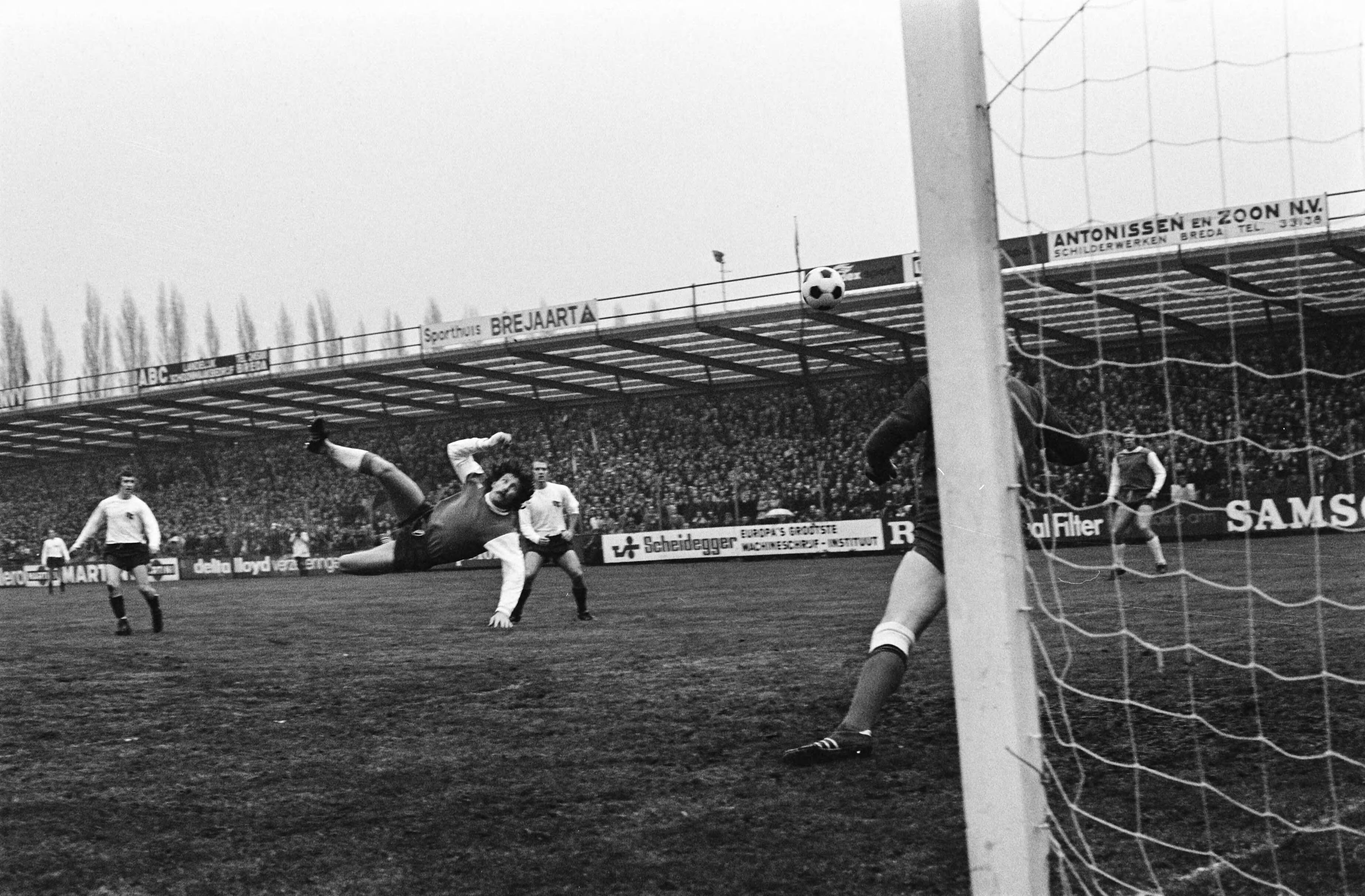 Fotocollectie Anefo — NAC tegen Feyenoord 1-5, spelmomenten — Foto: Mieremet, Rob / Anefo. Licentie: Set B: Rechtenvrij / Publiek Domein. Bron: Nationaal Archief. http://hdl.handle.net/10648/ac5c8fb4-d0b4-102d-bcf8-003048976d84