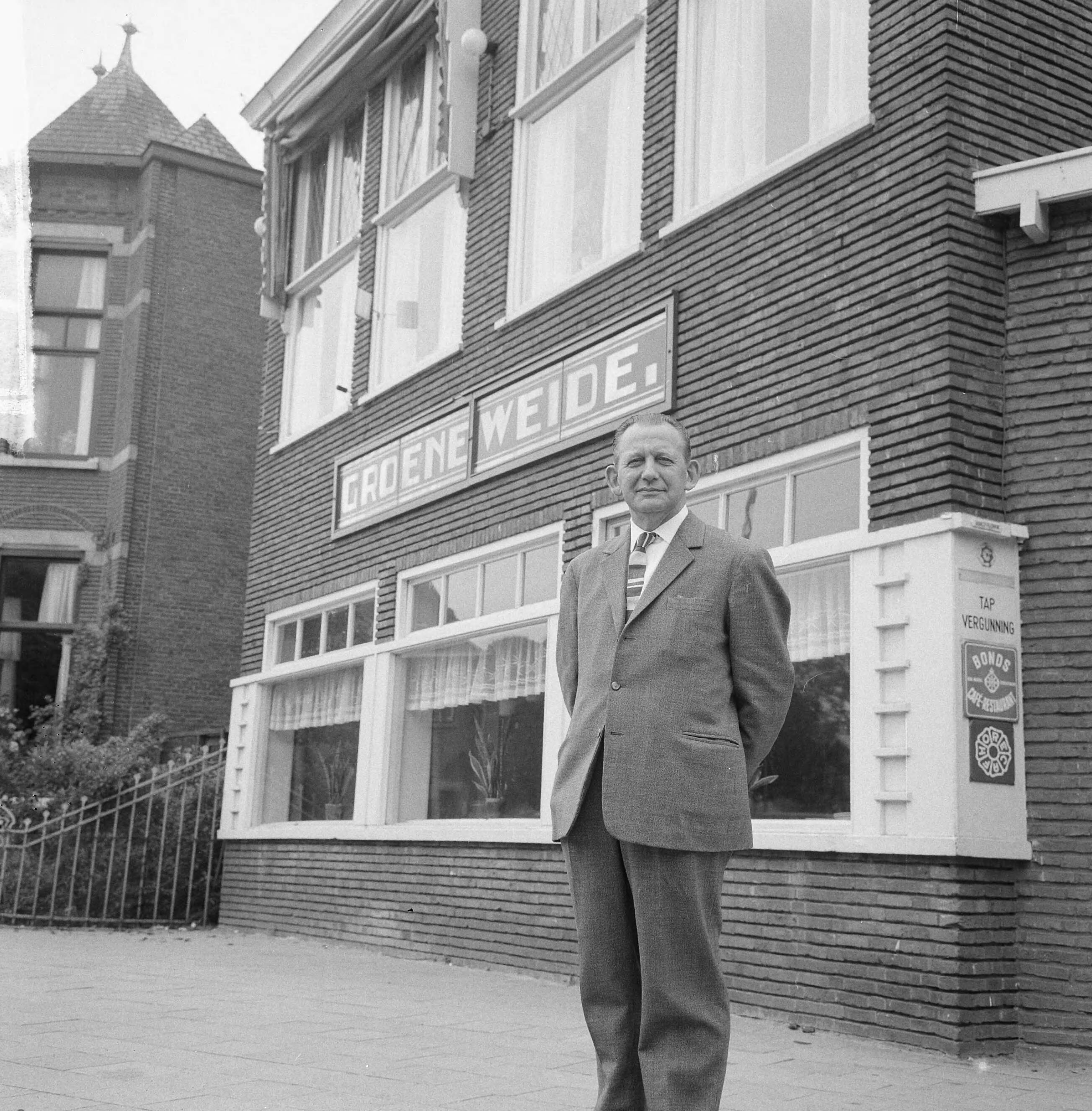 Fotocollectie Anefo — Restaurant "De Groene Weide" te Leeuwarden gaat weg, eigenaar T.B. Havinga — Foto: Nijs, Jac. de / Anefo. Licentie: Set B: Rechtenvrij / Publiek Domein. Bron: Nationaal Archief. http://hdl.handle.net/10648/aaac9ccc-d0b4-102d-bcf8-003048976d84