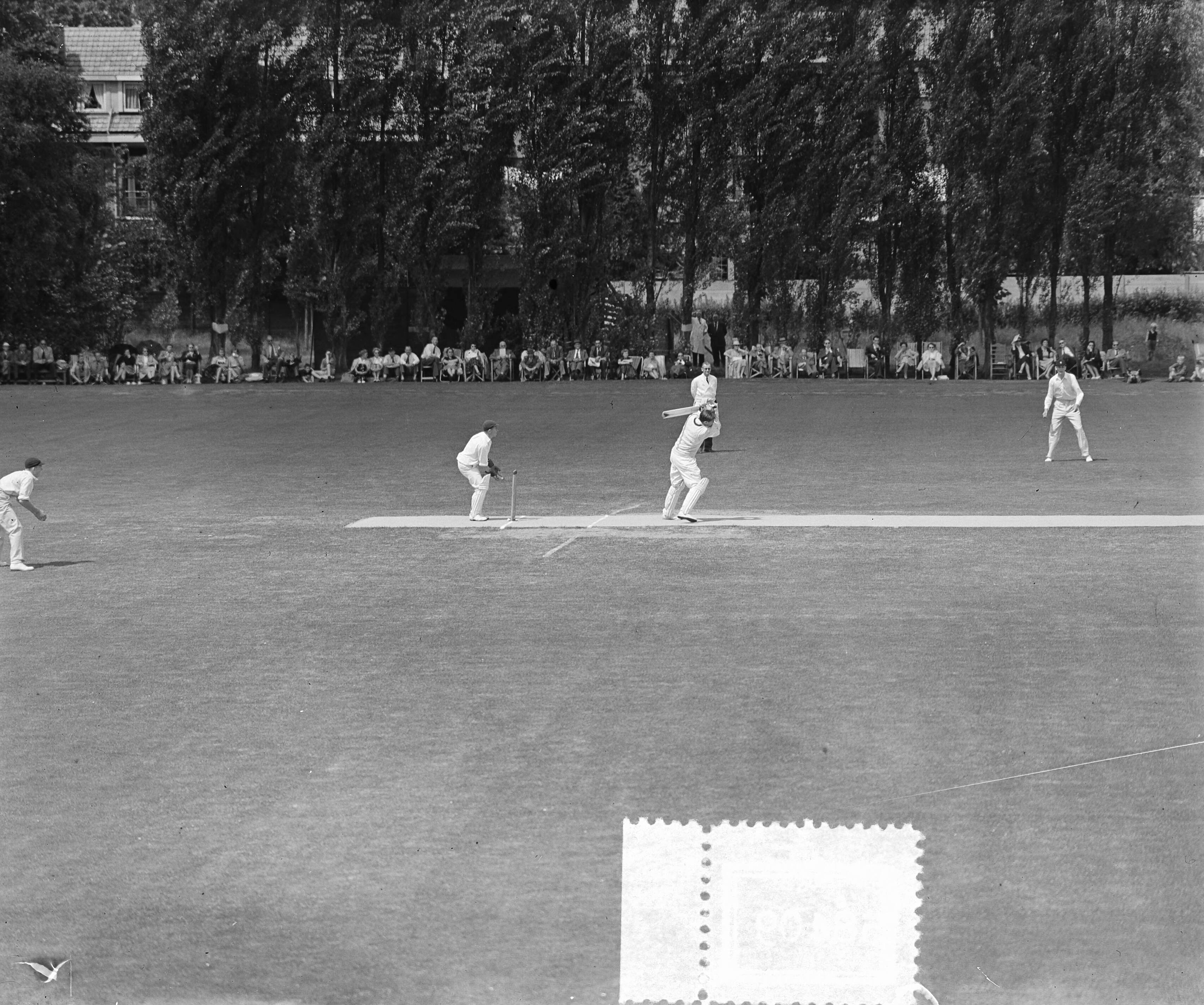 Fotocollectie Anefo — Engelse en Australische cricketwedstrijden op het HCC-terrein te Den Haag. Spelmoment — Foto: Duinen, H. van / Anefo. Licentie: Set B: Rechtenvrij / Publiek Domein. Bron: Nationaal Archief. http://hdl.handle.net/10648/a90f9e50-d0b4-102d-bcf8-003048976d84