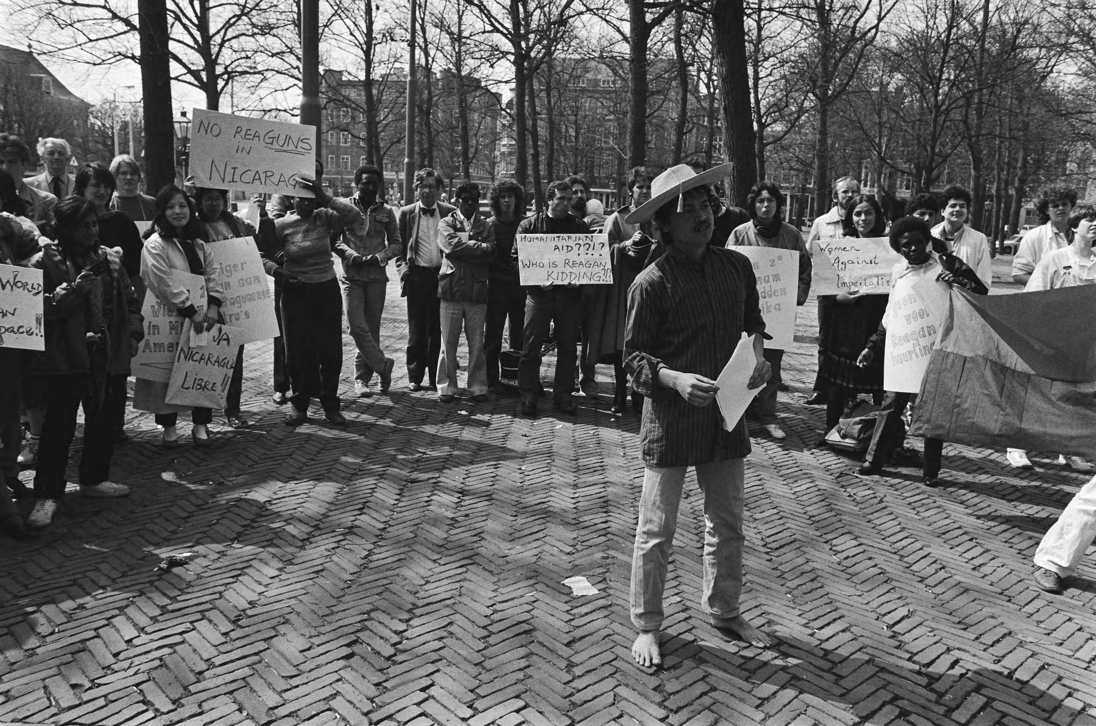 Fotocollectie Anefo — Demonstratie voor Amerikaanse ambassade in Den Haag i.v.m. voortzetting van hulp aan de Contras — Foto: Croes, Rob C. / Anefo. Licentie: Set B: Rechtenvrij / Publiek Domein. Bron: Nationaal Archief. http://hdl.handle.net/10648/ad45aff0-d0b4-102d-bcf8-003048976d84
