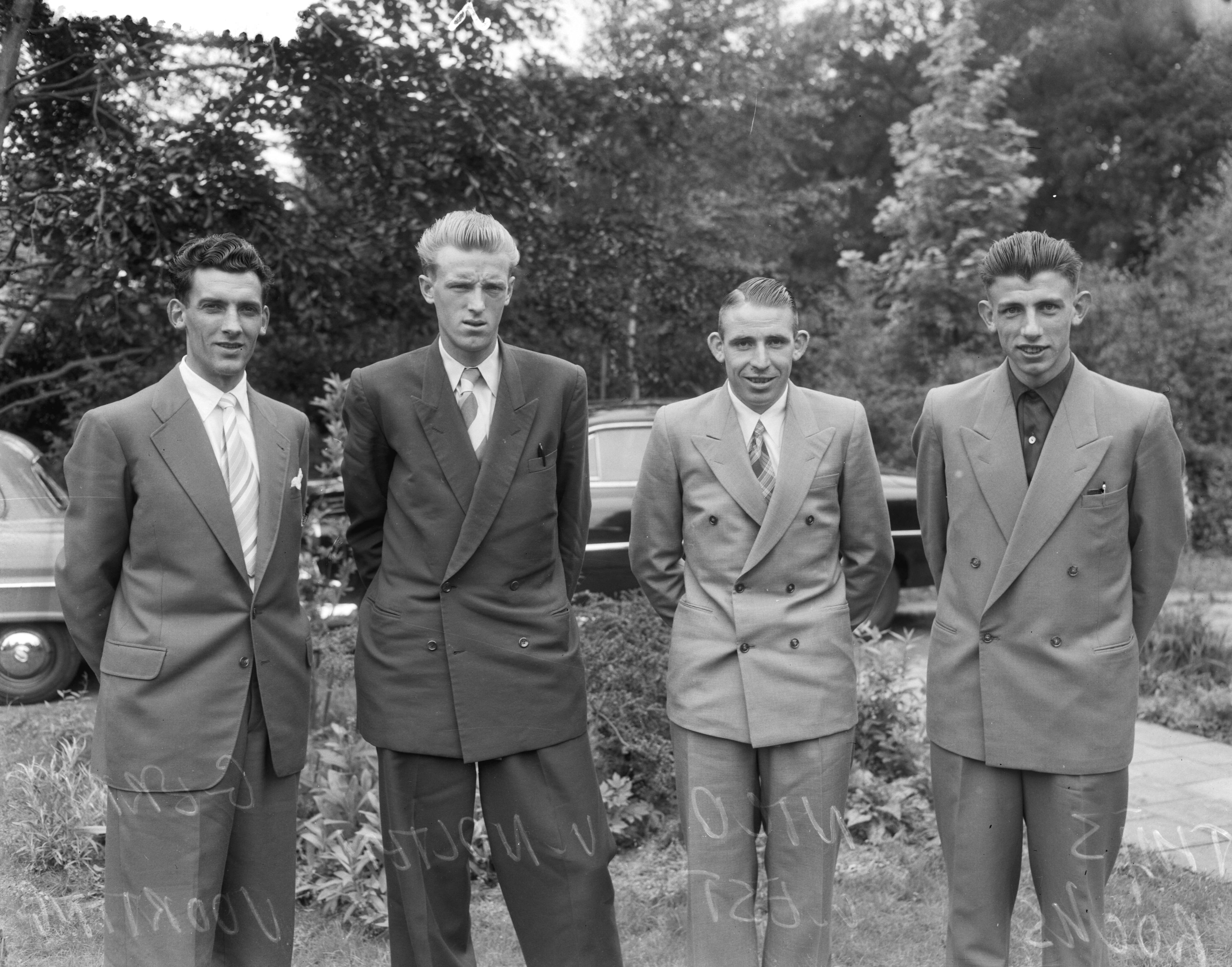 Ondertekening van contracten van Tour de France ploeg ten huize van Cees Pellenaars te Breda — Ondertekening van contracten van Tour de France ploeg ten huize van Cees Pellenaars te Breda, Gerrit Voorting , Jan Nolten, Nico van Est , Thijs Roks — Foto: Duinen, G.W. van / Anefo. Licentie: Set B: Rechtenvrij / Publiek Domein. Bron: Nationaal Archief. http://hdl.handle.net/10648/afd1dbfe-d0b4-102d-bcf8-003048976d84