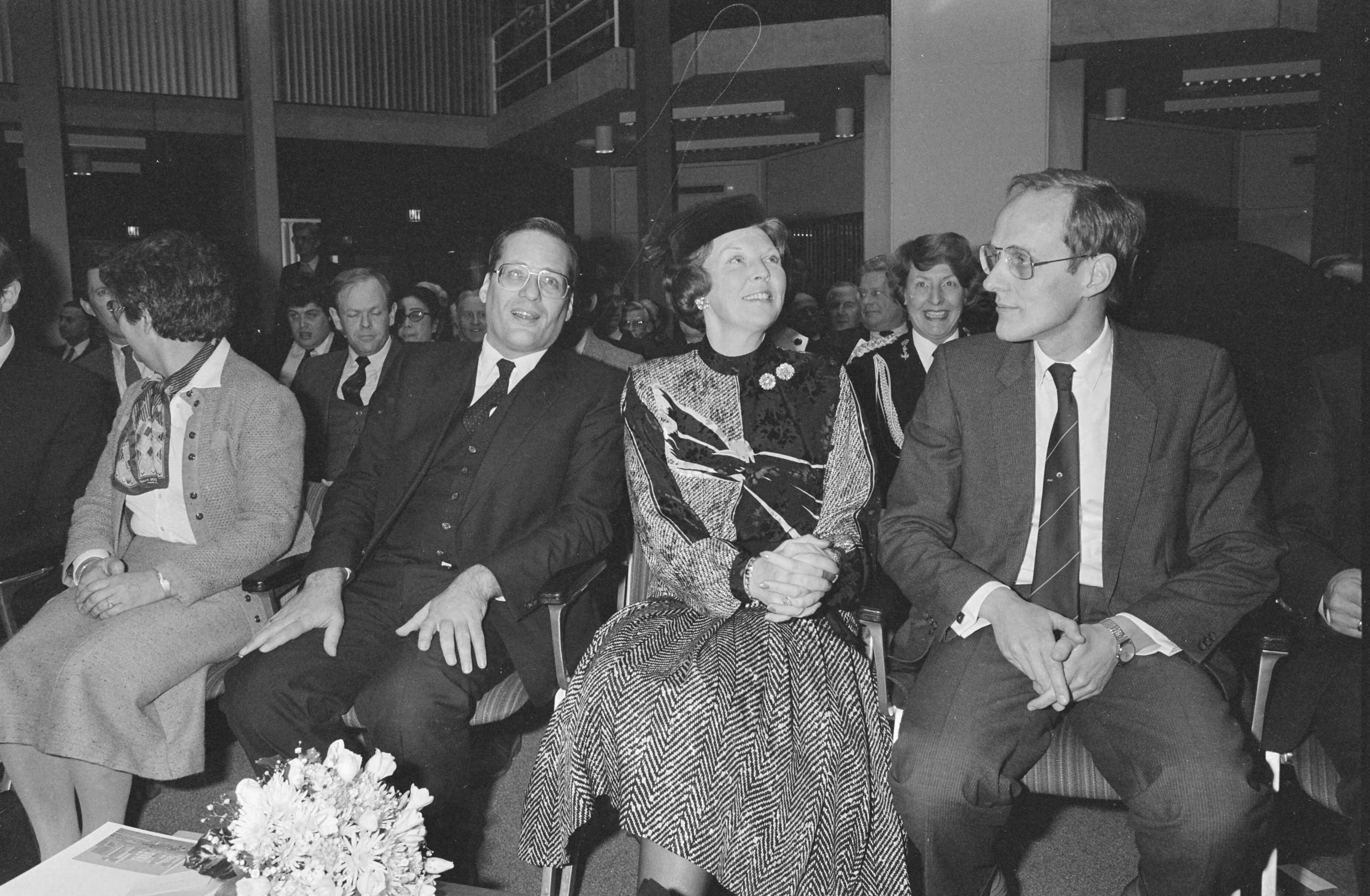 Fotocollectie Anefo — Koningin Beatrix opent het nieuwe Ministerie van O&W i Zoetermeer; Koningin Beatrix achter de computer, links achter haar minister Deetman — Foto: Croes, Rob C. / Anefo. Licentie: Set B: Rechtenvrij / Publiek Domein. Bron: Nationaal Archief. http://hdl.handle.net/10648/ad7c6df6-d0b4-102d-bcf8-003048976d84