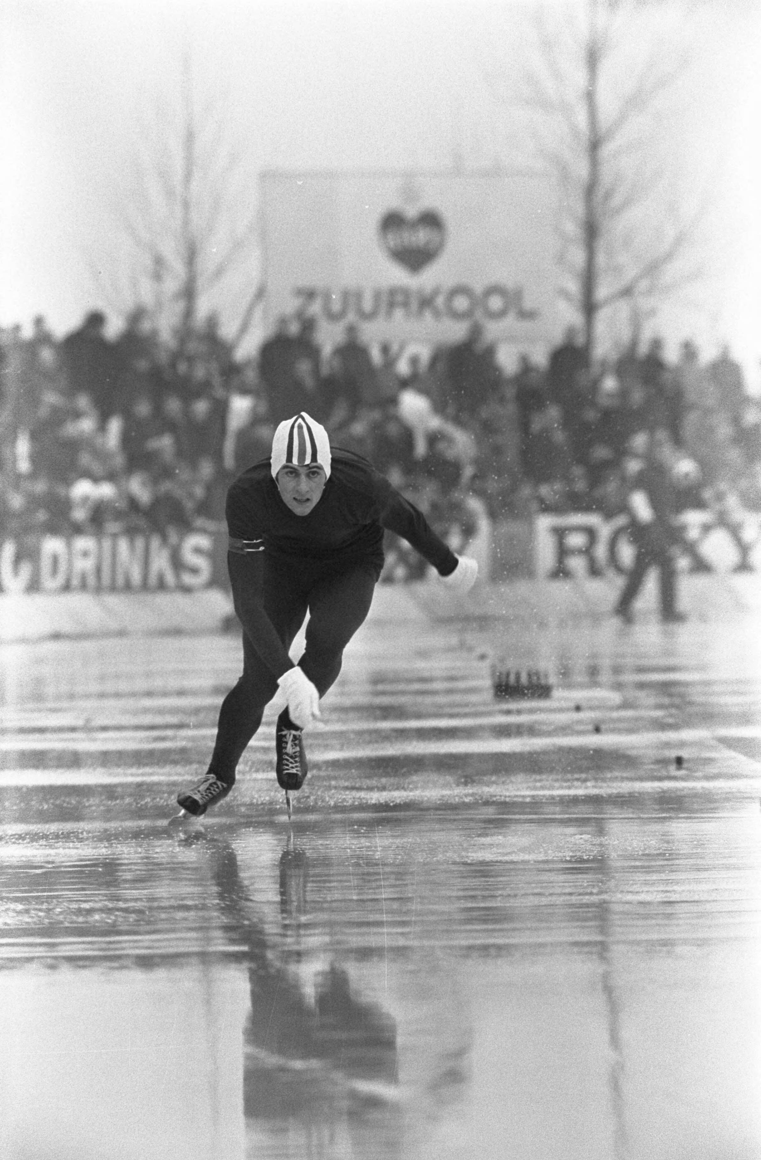 Nederlandse kampioenschappen schaatsen dames en heren te Deventer. — Nederlandse kampioenschappen schaatsen dames en heren te Deventer. Jan Bazen in aktie — Foto: Fotograaf Onbekend / Anefo. Licentie: Set B: Rechtenvrij / Publiek Domein. Bron: Nationaal Archief. http://hdl.handle.net/10648/ab88e11e-d0b4-102d-bcf8-003048976d84