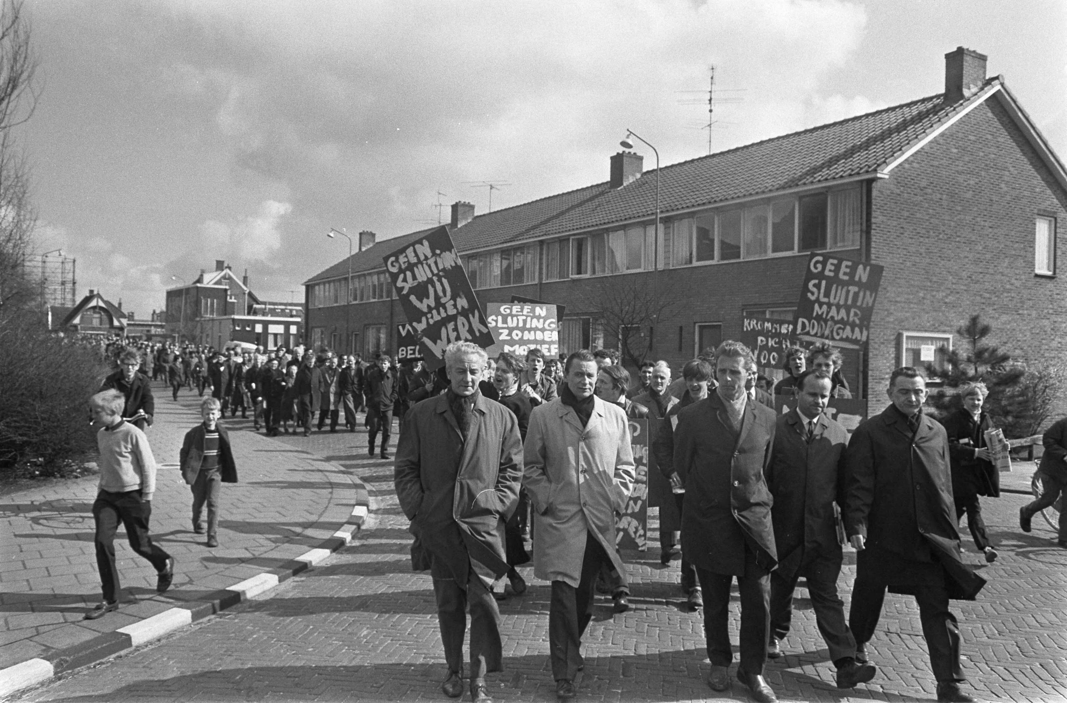 Fotocollectie Anefo — Arbeiders demonstreren tegen de voorgenomen sluiting van fabriek van Thomassen en Drijver Verblifa demonstranten — Foto: Evers, Joost / Anefo. Licentie: Set B: Rechtenvrij / Publiek Domein. Bron: Nationaal Archief. http://hdl.handle.net/10648/ab65d548-d0b4-102d-bcf8-003048976d84