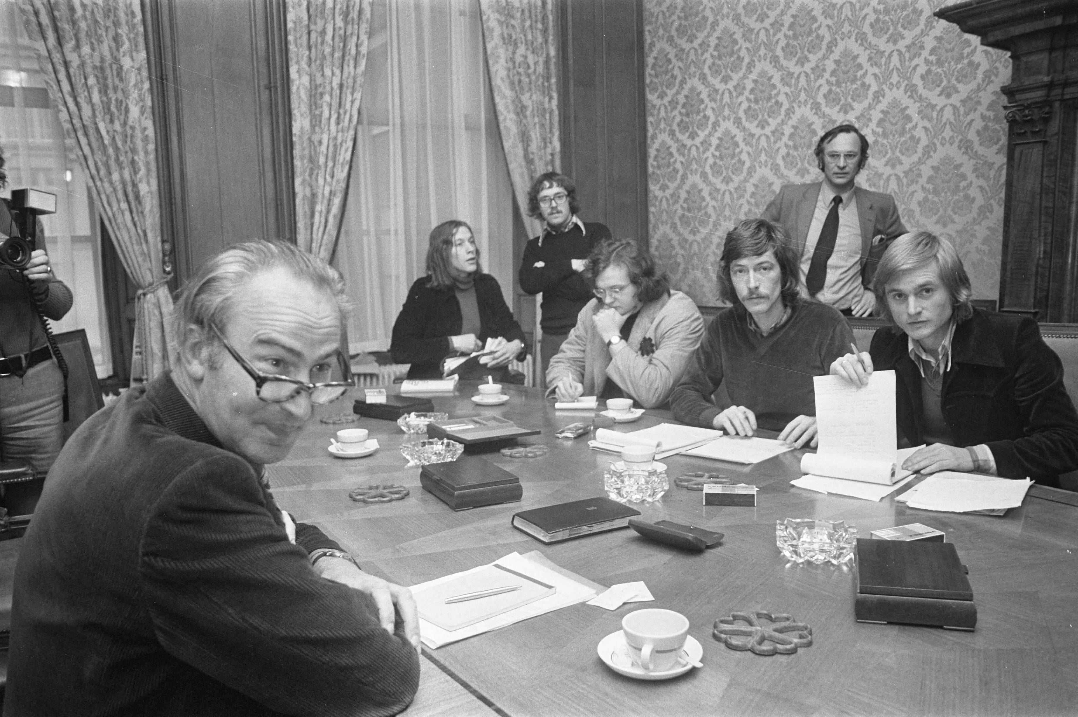 Fotocollectie Anefo — Minister Vredeling praat met VVDM-bestuur in Den Haag ; links minister Vredeling , verder v.l.n.r. Jaap Klazema Derk Sauer , Jan Witling , Herman Specker en Wilmink — Foto: Peters, Hans / Anefo. Licentie: Set B: Rechtenvrij / Publiek Domein. Bron: Nationaal Archief. http://hdl.handle.net/10648/ac5b7192-d0b4-102d-bcf8-003048976d84
