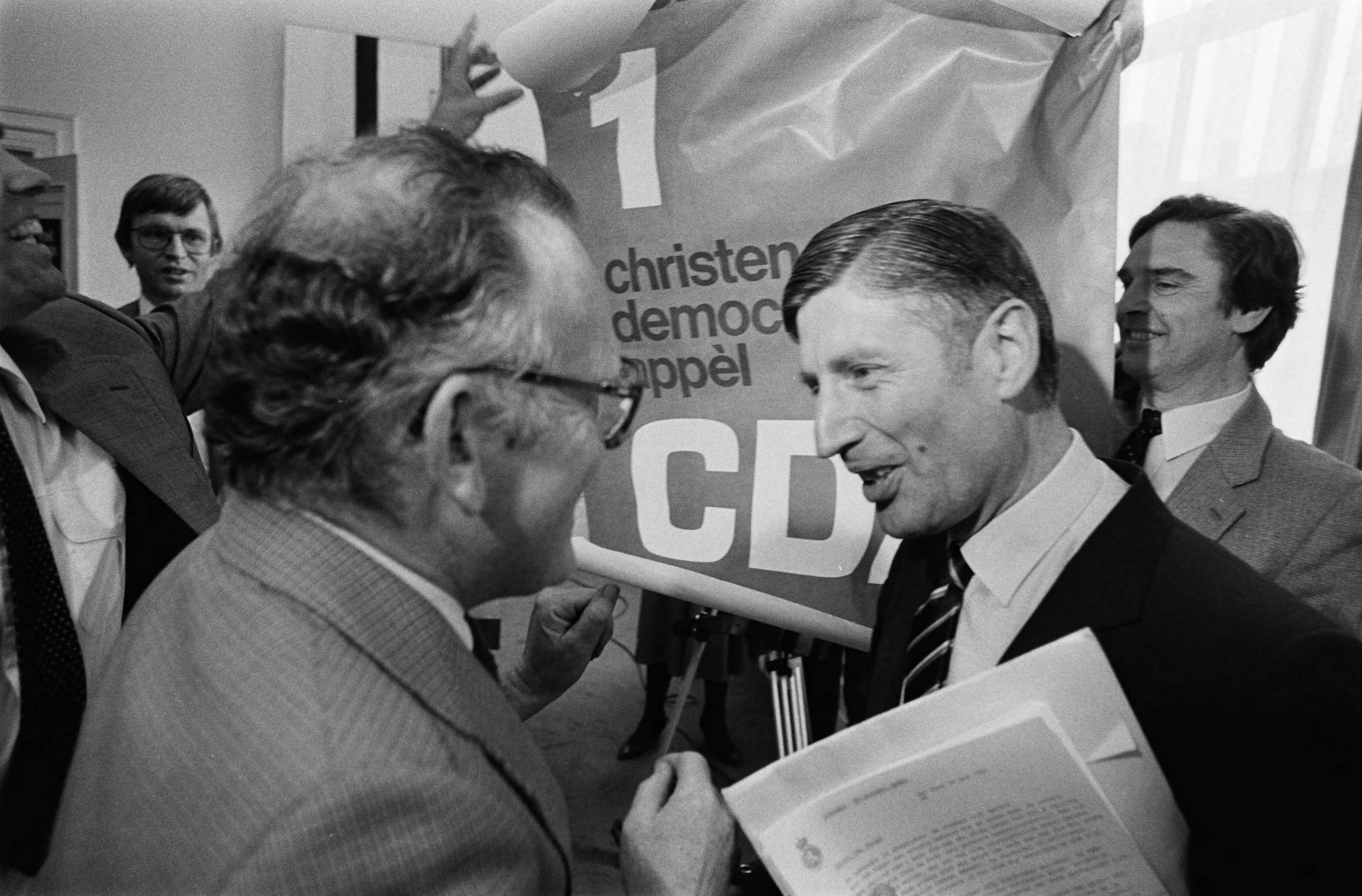 Fotocollectie Anefo — Fractieberaad van de partijen in Den Haag na de Tweede Kamerverkiezingen ; Van Agt in gesprek — Foto: Croes, Rob C. / Anefo. Licentie: Set B: Rechtenvrij / Publiek Domein. Bron: Nationaal Archief. http://hdl.handle.net/10648/acfccdf8-d0b4-102d-bcf8-003048976d84