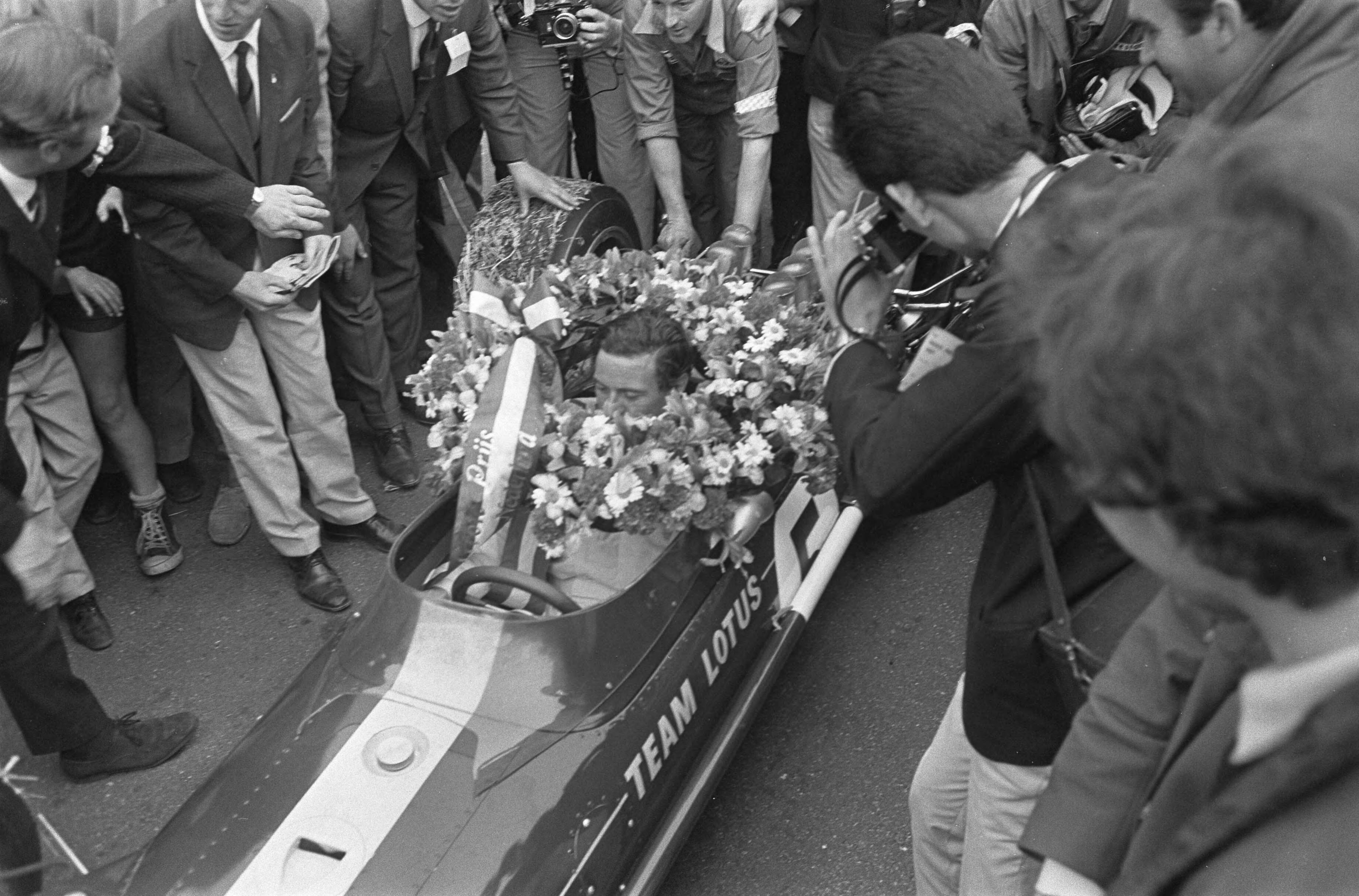 Fotocollectie Anefo — Grand Prix te Zandvoort — Foto: Koch, Eric / Anefo. Licentie: Set B: Rechtenvrij / Publiek Domein. Bron: Nationaal Archief. http://hdl.handle.net/10648/ab1aff64-d0b4-102d-bcf8-003048976d84