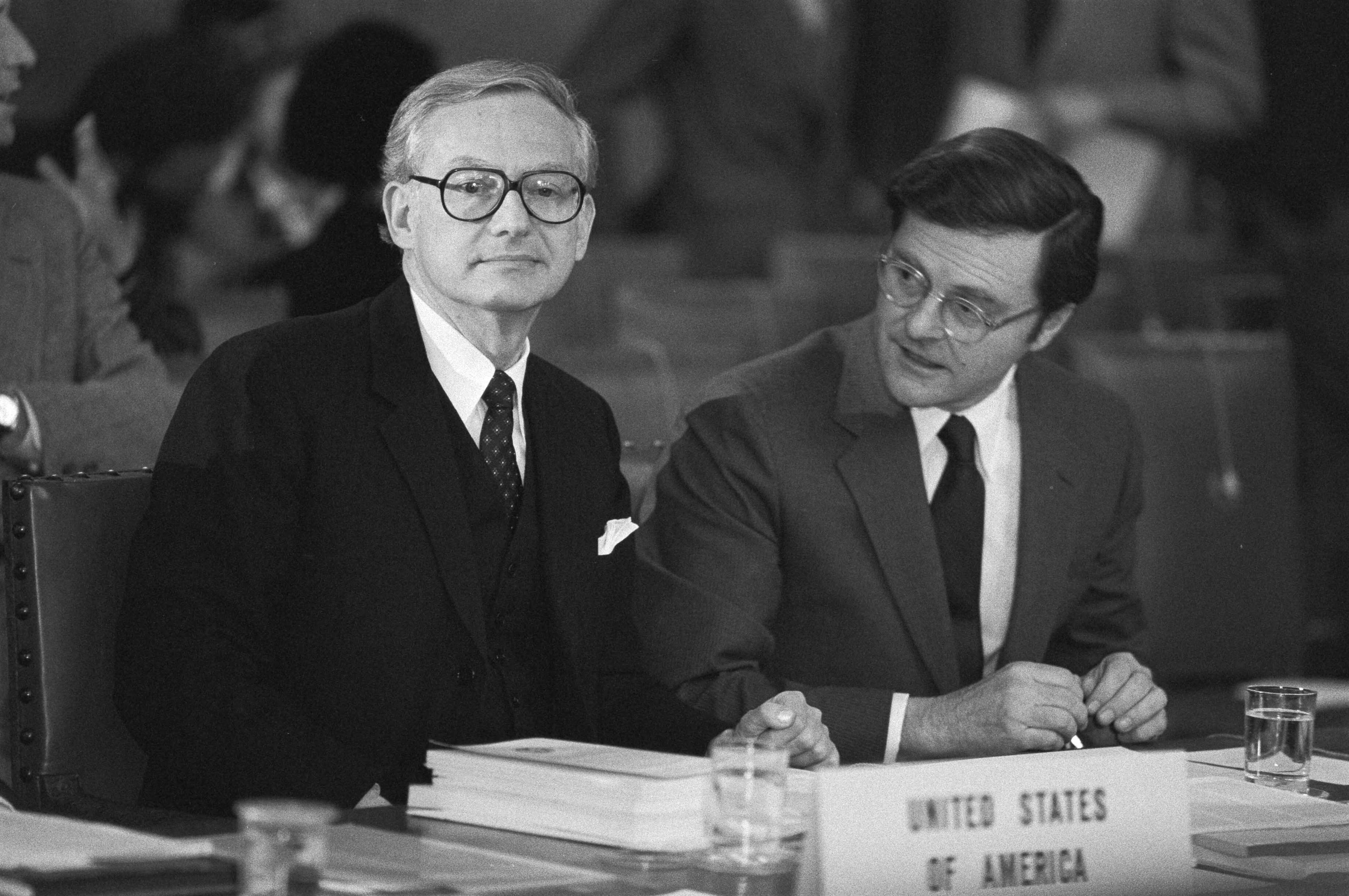 Fotocollectie Anefo — Hoorzitting in Vredespaleis in Den Haag door Internatio Gerechtshof van de rechtz. VS Iran , betref. gijzelingsa in Teheran; — Foto: Suyk, Koen / Anefo. Licentie: Set B: Rechtenvrij / Publiek Domein. Bron: Nationaal Archief. http://hdl.handle.net/10648/acdc672a-d0b4-102d-bcf8-003048976d84