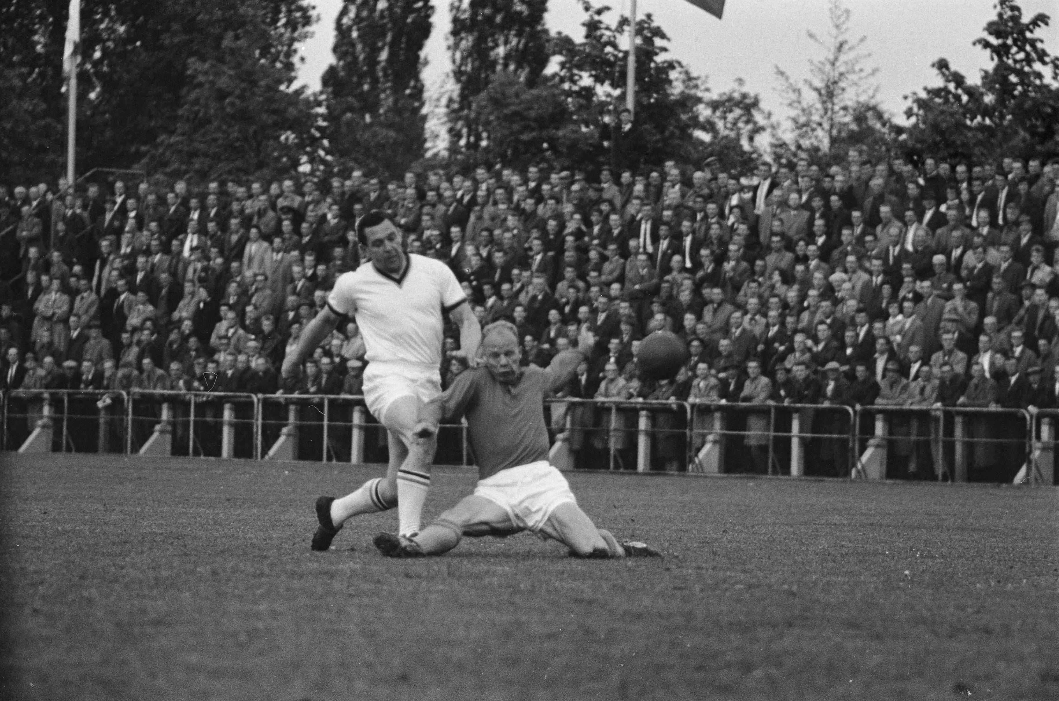 Fotocollectie Anefo — Voetbal. Oud-internationals Nederland tegen Engeland te Groningen 4-4. De Engelsman Herald Hassall in aktie tegen Roel Wiersma — Foto: Pot, Harry / Anefo. Licentie: Set B: Rechtenvrij / Publiek Domein. Bron: Nationaal Archief. http://hdl.handle.net/10648/aa38a7a4-d0b4-102d-bcf8-003048976d84