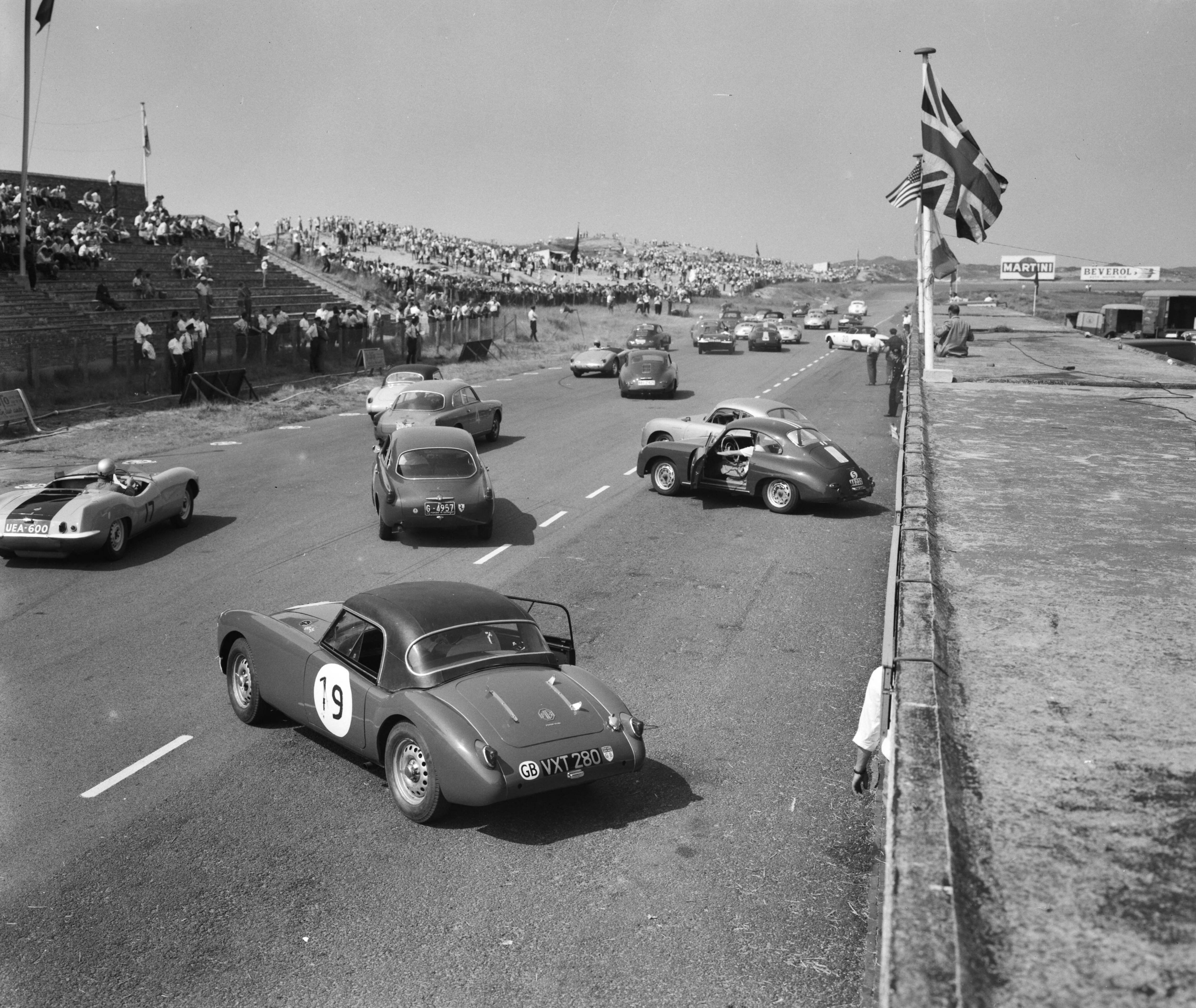 Fotocollectie Anefo — Sportwagenraces op het circuit van Zandvoort. Le Mans start — Foto: Pot, Harry / Anefo. Licentie: Set B: Rechtenvrij / Publiek Domein. Bron: Nationaal Archief. http://hdl.handle.net/10648/a997f408-d0b4-102d-bcf8-003048976d84