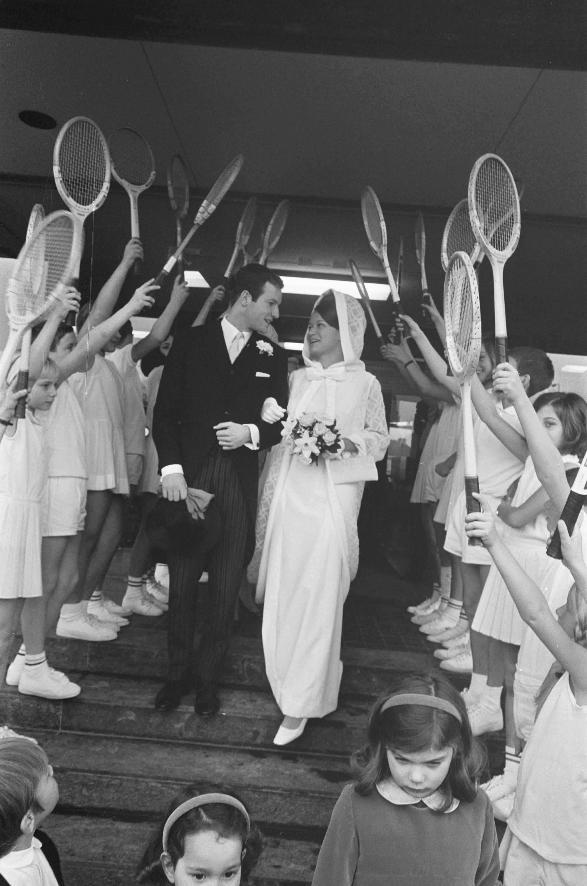Fotocollectie Anefo — Huwelijk Tom Okker met Annemarie Wanschers te Hazerswoude — Foto: Evers, Joost / Anefo. Licentie: Set B: Rechtenvrij / Publiek Domein. Bron: Nationaal Archief. http://hdl.handle.net/10648/ab58fd96-d0b4-102d-bcf8-003048976d84