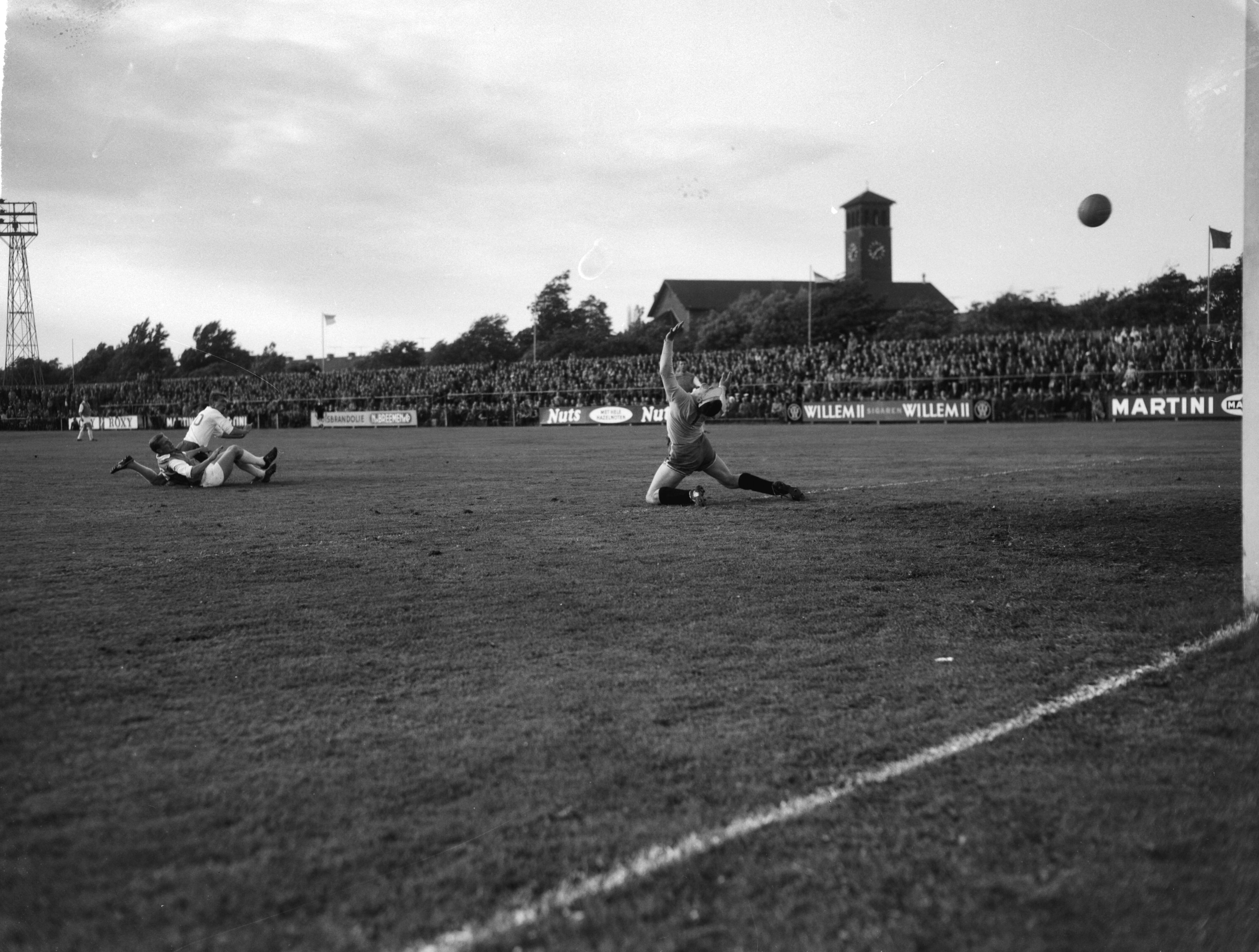 Fotocollectie Anefo — Promotie Competitie 2e divisie, Haarlem tegen AGOVV. Spelmoment — Foto: Bilsen, Joop van / Anefo. Licentie: Set B: Rechtenvrij / Publiek Domein. Bron: Nationaal Archief. http://hdl.handle.net/10648/aa3c8220-d0b4-102d-bcf8-003048976d84