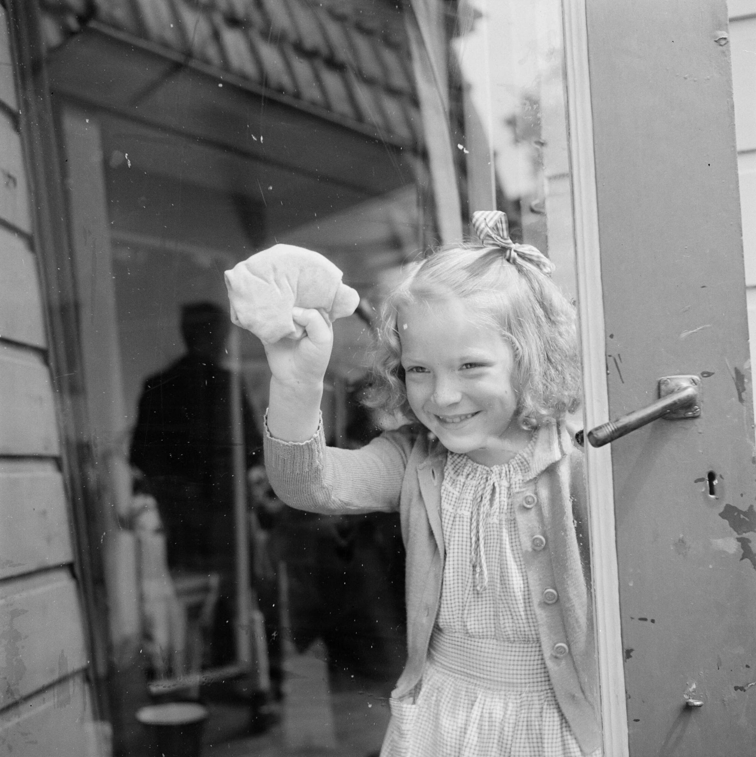 Prinses Beatrix en prinses Irene op de Werkplaats Kindergemeenschap van Kees Boeke te Bilthoven — Prinses Irene poetst een raam — Foto: Poll, Willem van de. Licentie: Set B: Rechtenvrij / Publiek Domein. Bron: Nationaal Archief. http://hdl.handle.net/10648/aee81dac-d0b4-102d-bcf8-003048976d84