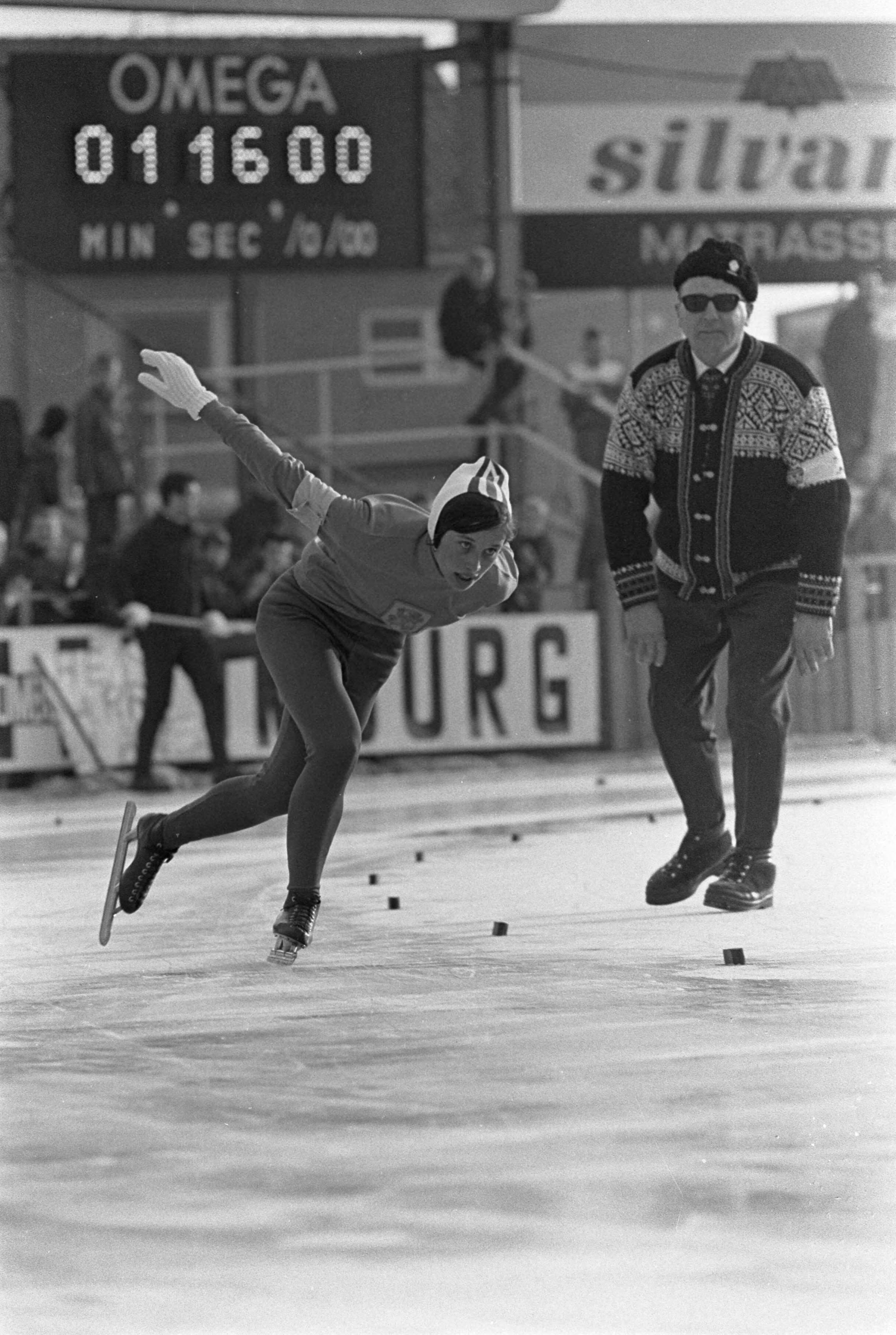 Fotocollectie Anefo — WK schaatsen te Deventer dames — Foto: Kroon, Ron / Anefo. Licentie: Set B: Rechtenvrij / Publiek Domein. Bron: Nationaal Archief. http://hdl.handle.net/10648/ab10436c-d0b4-102d-bcf8-003048976d84