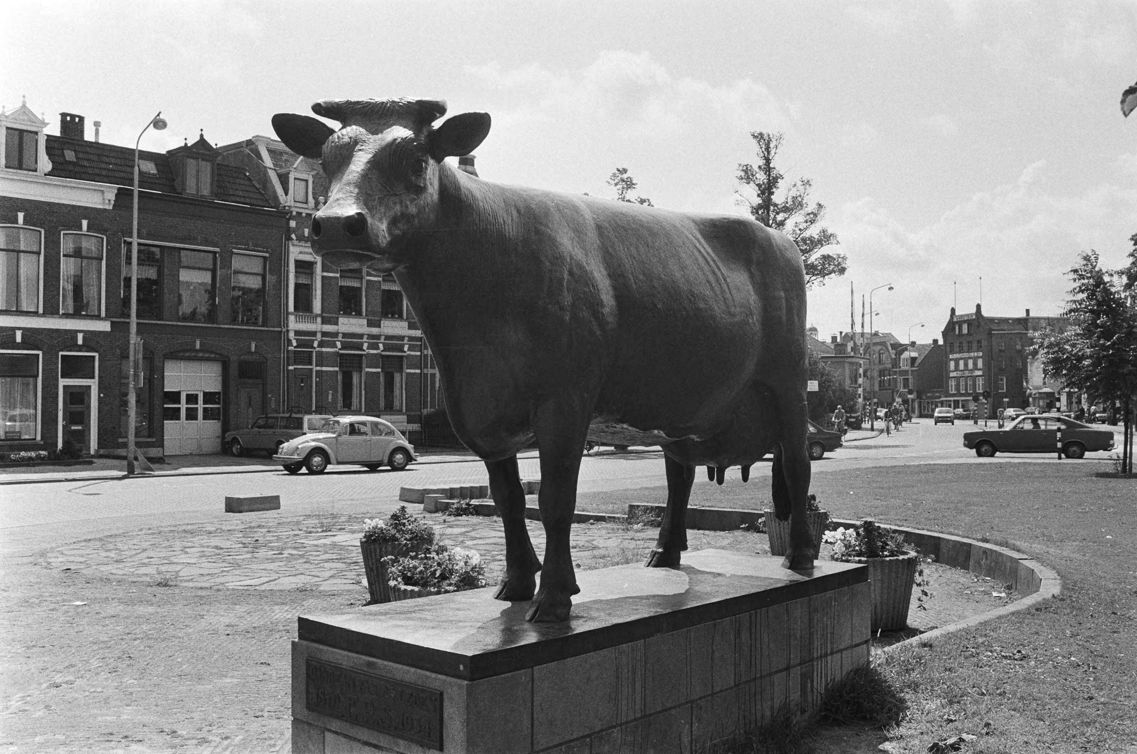 Fotocollectie Anefo — Leeuwarden. Bronzen standbeeld van een koe, bijgenaamd "Us mem" ("onze moeder"), opgericht er herinnering aan het 75-jarig bestaan van het Friesche Rundveestamboek — Foto: Antonisse, Marcel / Anefo. Licentie: Set B: Rechtenvrij / Publiek Domein. Bron: Nationaal Archief. http://hdl.handle.net/10648/ad1a892e-d0b4-102d-bcf8-003048976d84