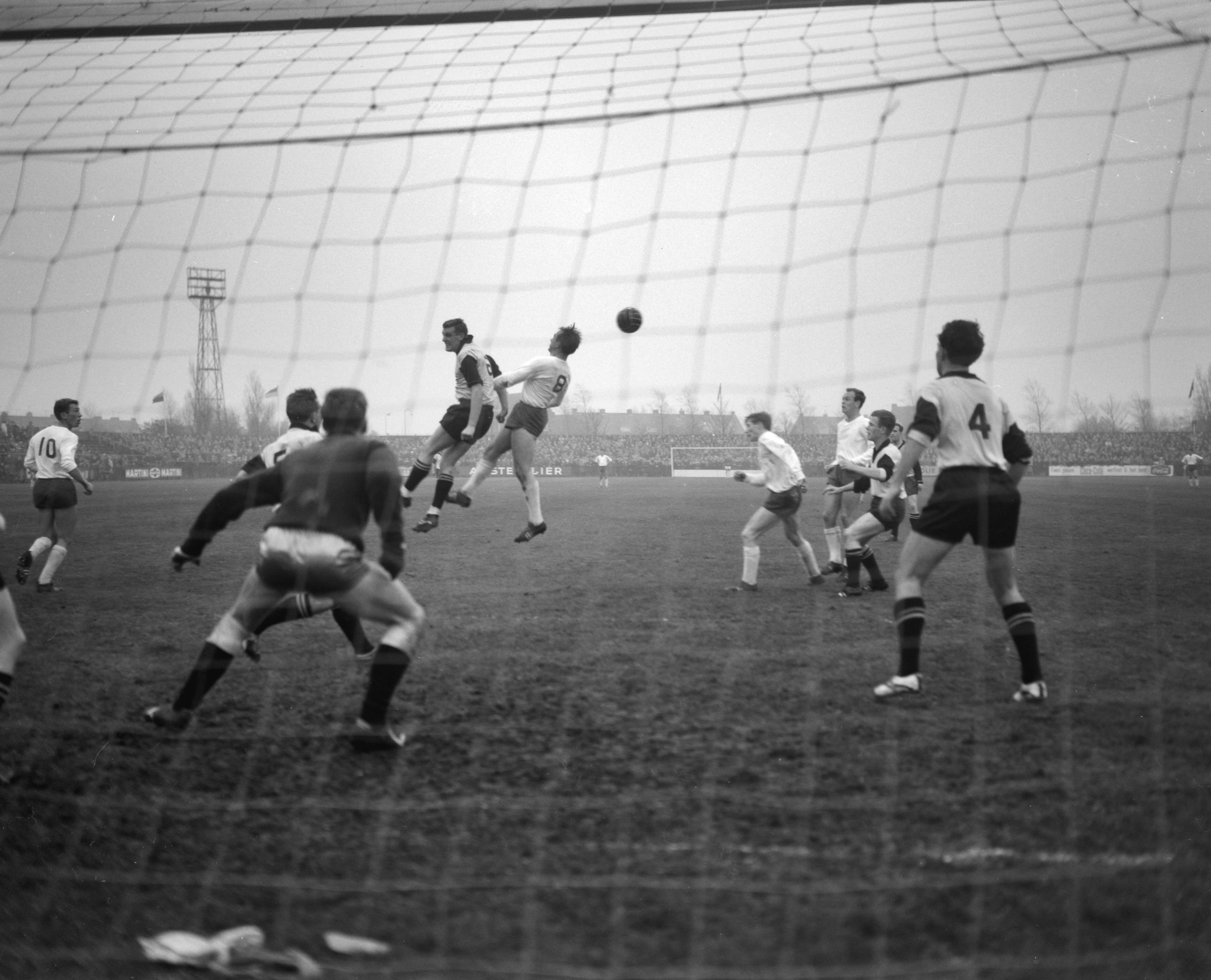 Fotocollectie Anefo — Voetbal. Haarlem tegen 't Gooi 2-0. Spelmoment, v.l.n.r. Van Garderen , Boon Engelander, Angement, Jonker, Frie, Schouten en Van der Eshof — Foto: Bilsen, Joop van / Anefo. Licentie: Set B: Rechtenvrij / Publiek Domein. Bron: Nationaal Archief. http://hdl.handle.net/10648/aa202684-d0b4-102d-bcf8-003048976d84