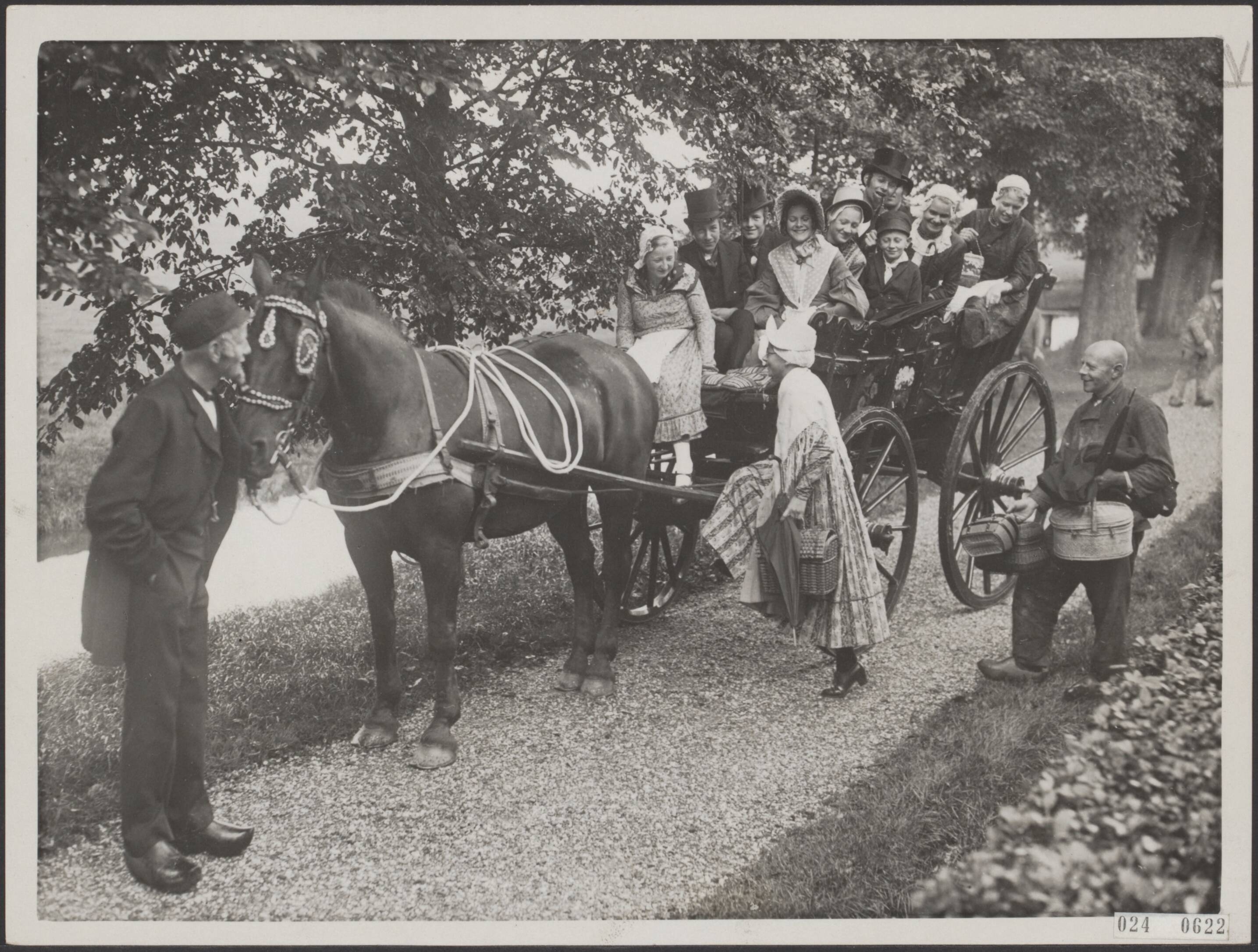 Fotocollectie Elsevier Binnenland — Begin van de propagandatocht door Noord-Holland vanuit de Beemster, bestaande uit een boerenwagen uit de 16e eeuw en bemand met jongelui gekleed in het kostuum van die tijd, zulks in verband met de a.s. feesten. Er werd ingestapt op de boerderij "Deutsches Hof"in de Beemster — Foto: N.V. Polygoon. Licentie: Set B: Rechtenvrij / Publiek Domein. Bron: Nationaal Archief. http://hdl.handle.net/10648/add7fcde-d0b4-102d-bcf8-003048976d84