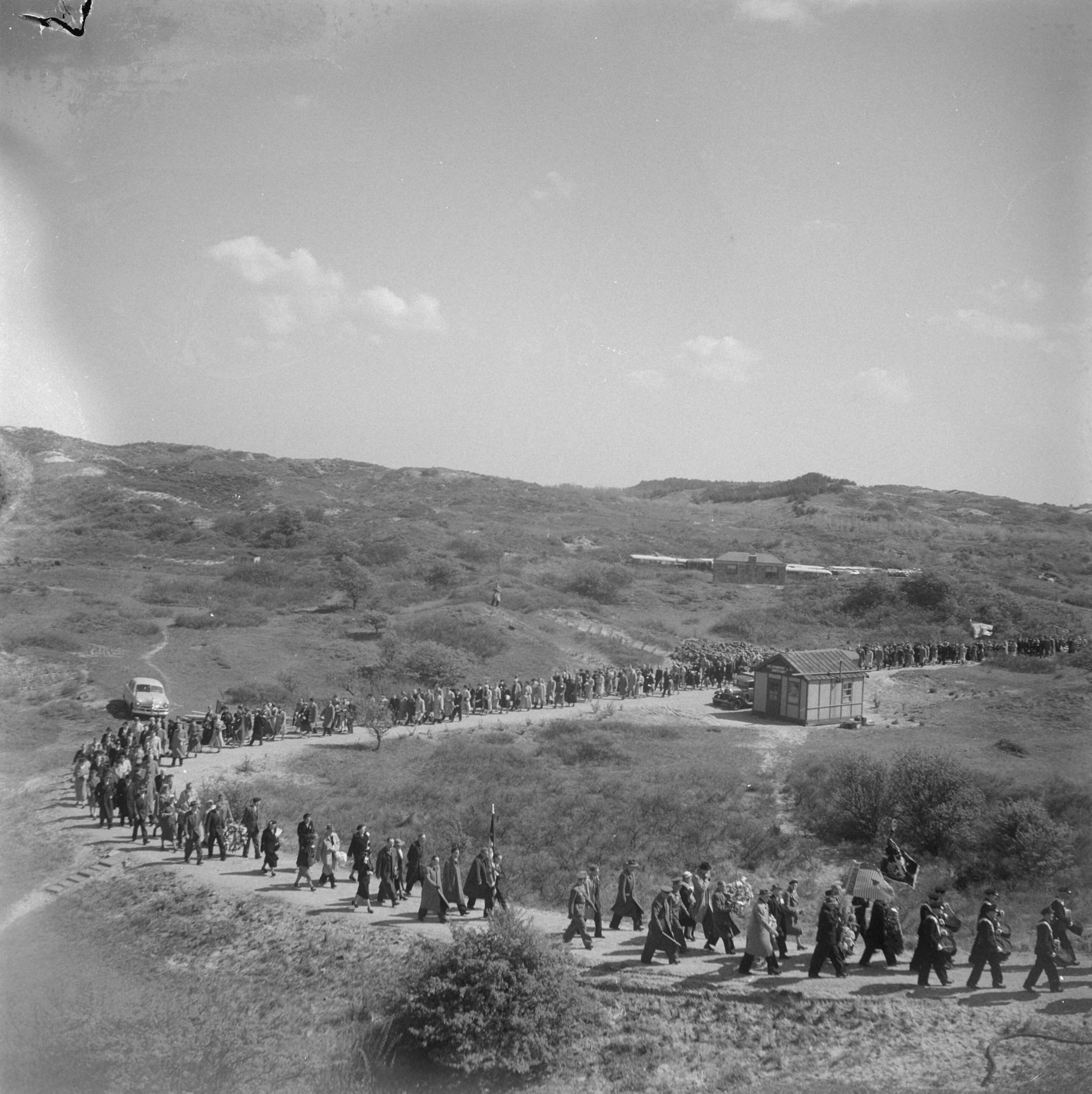 Fotocollectie Anefo — 10 mei dodenherdenking Overveen — Foto: Oorschot, […] van / Anefo. Licentie: Set B: Rechtenvrij / Publiek Domein. Bron: Nationaal Archief. http://hdl.handle.net/10648/a8e9e23c-d0b4-102d-bcf8-003048976d84