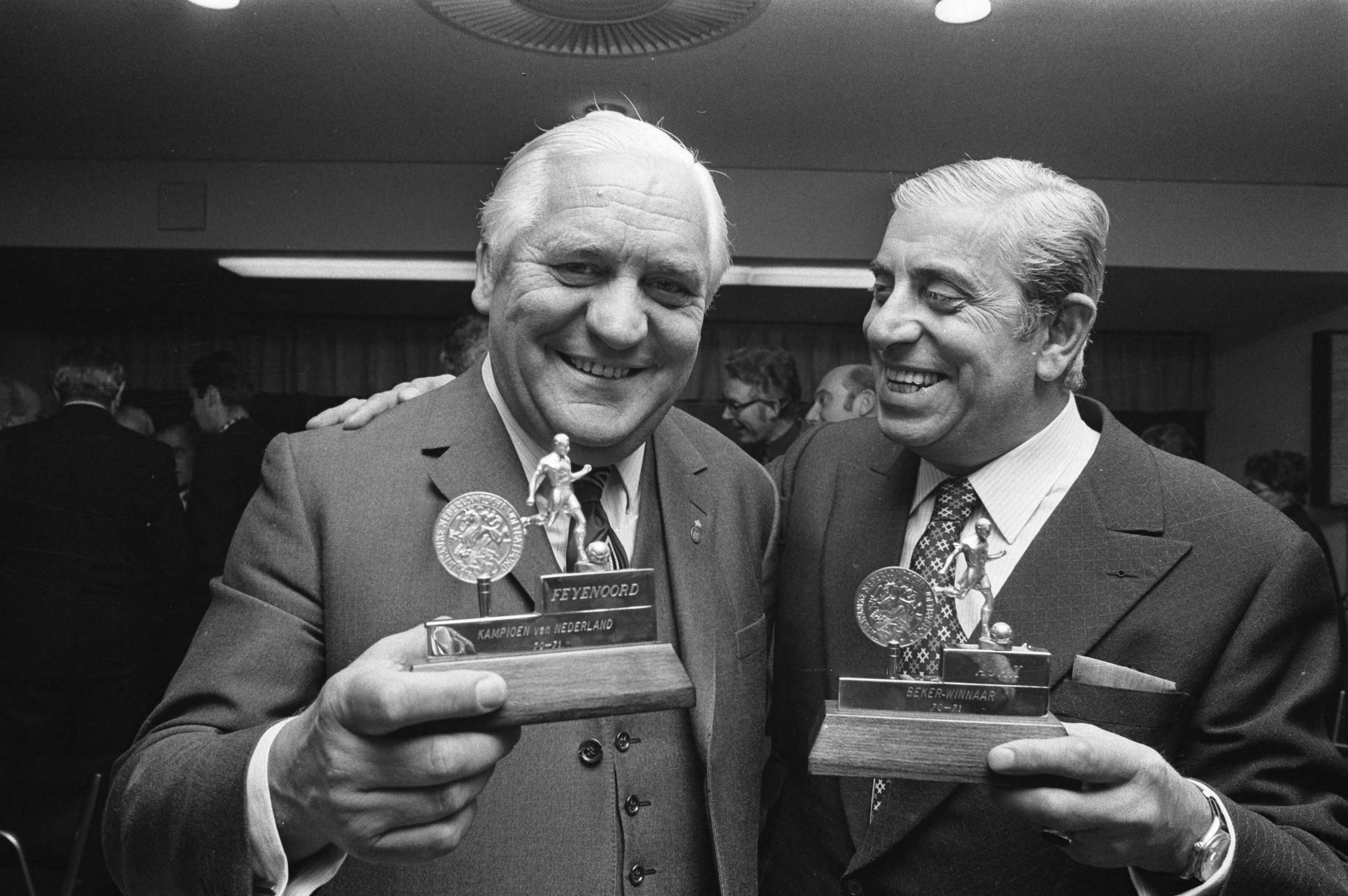Fotocollectie Anefo — KNVB vergadering, medailles aan Feyenoord, Ajax en Zwart Wit 28, Den Haag , (l) Couwenberg (voorzitter Feyenoord) en Van Praag (Ajax) — Foto: Mieremet, Rob / Anefo. Licentie: Set B: Rechtenvrij / Publiek Domein. Bron: Nationaal Archief. http://hdl.handle.net/10648/abd6ea6c-d0b4-102d-bcf8-003048976d84