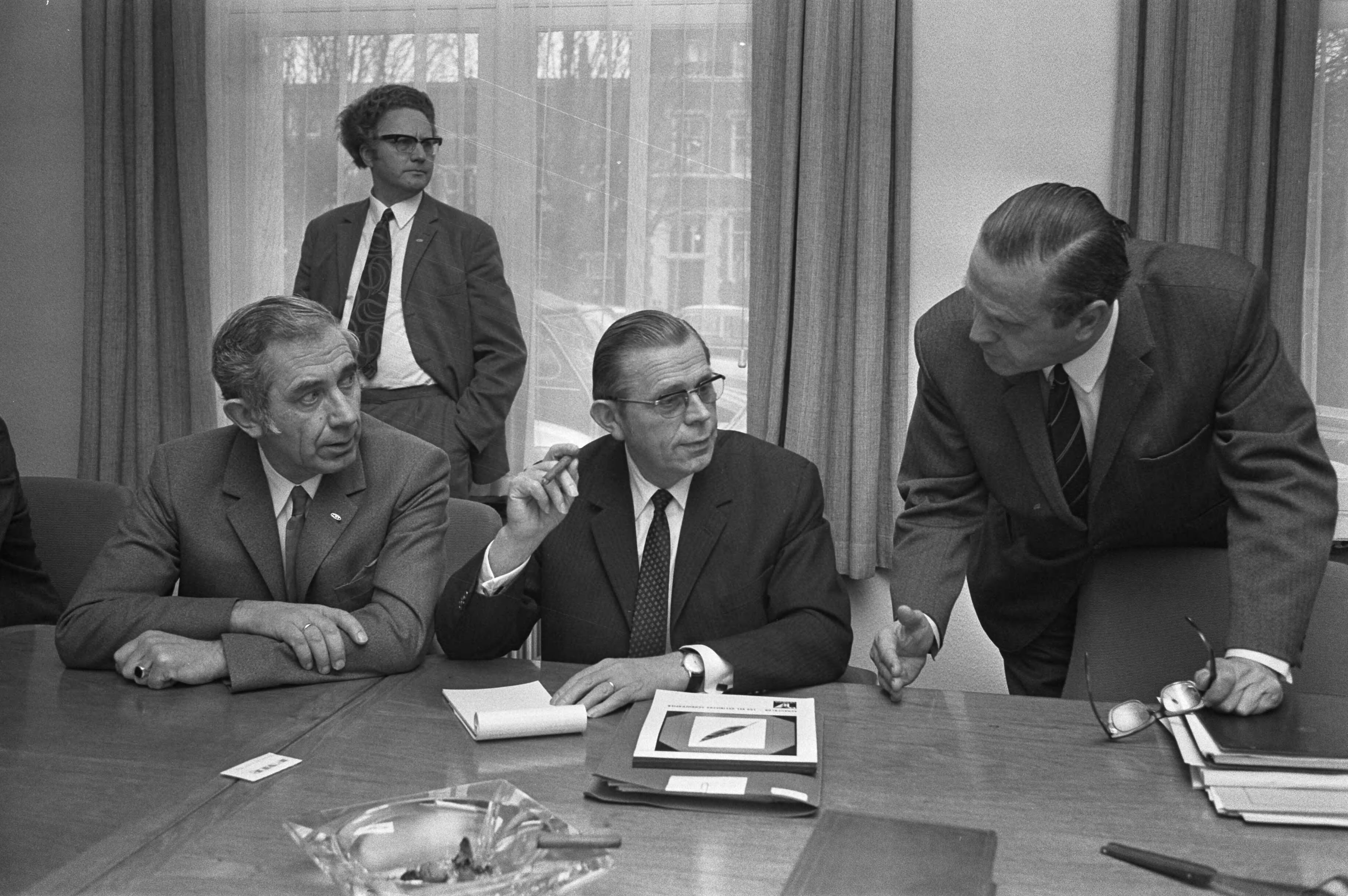 Fotocollectie Anefo — Raad van overleg van werkgevers en werknemers metaalindustrie bijeen over CAO in FME-gebouw, Den Haag — Foto: Peters, Hans / Anefo. Licentie: Set B: Rechtenvrij / Publiek Domein. Bron: Nationaal Archief. http://hdl.handle.net/10648/abddb41e-d0b4-102d-bcf8-003048976d84