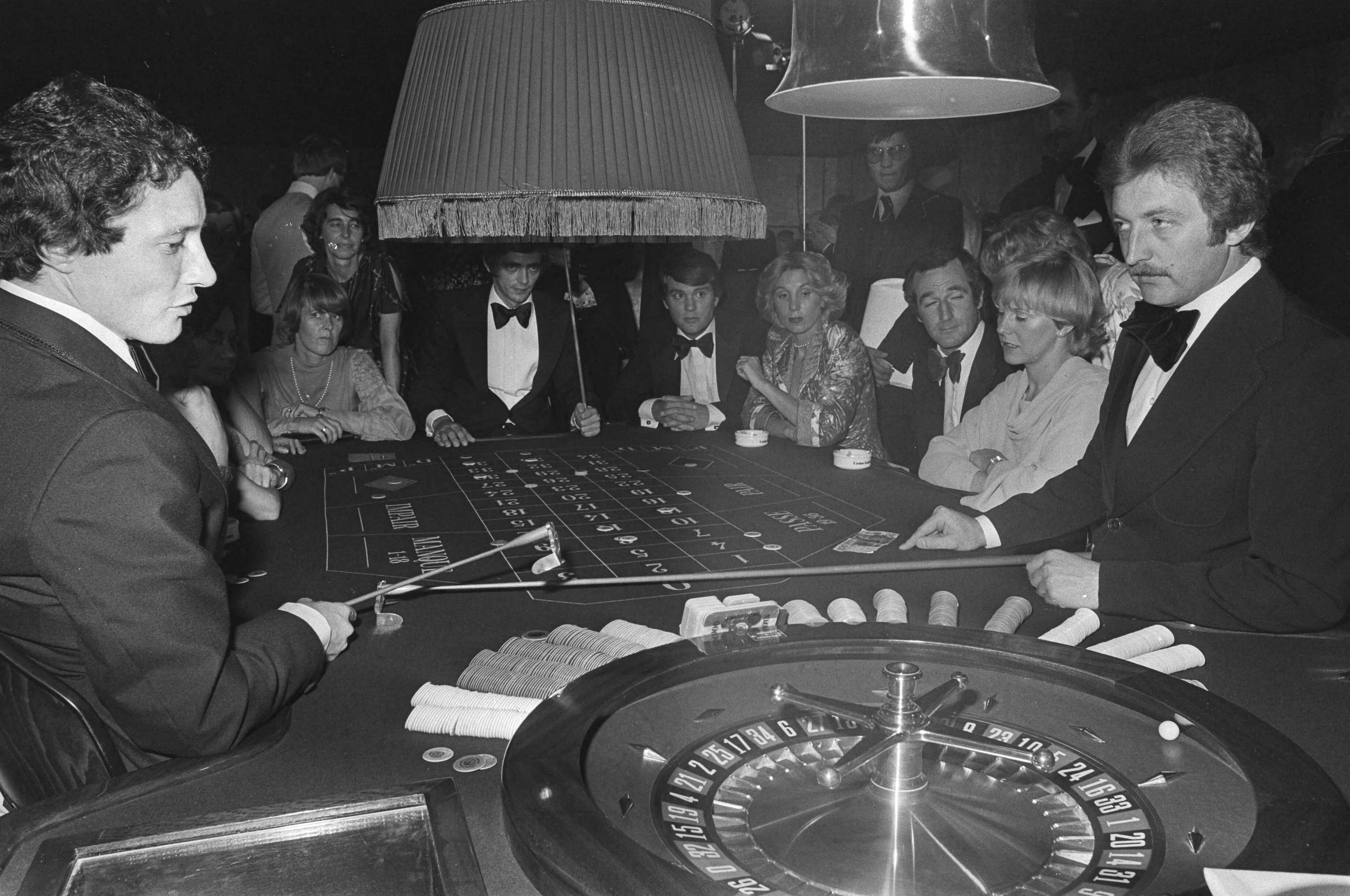 Fotocollectie Anefo — Opening Casino Zandvoort; overzicht van het casino in bedrijf — Foto: Peters, Hans / Anefo. Licentie: Set B: Rechtenvrij / Publiek Domein. Bron: Nationaal Archief. http://hdl.handle.net/10648/ac8cdb9c-d0b4-102d-bcf8-003048976d84
