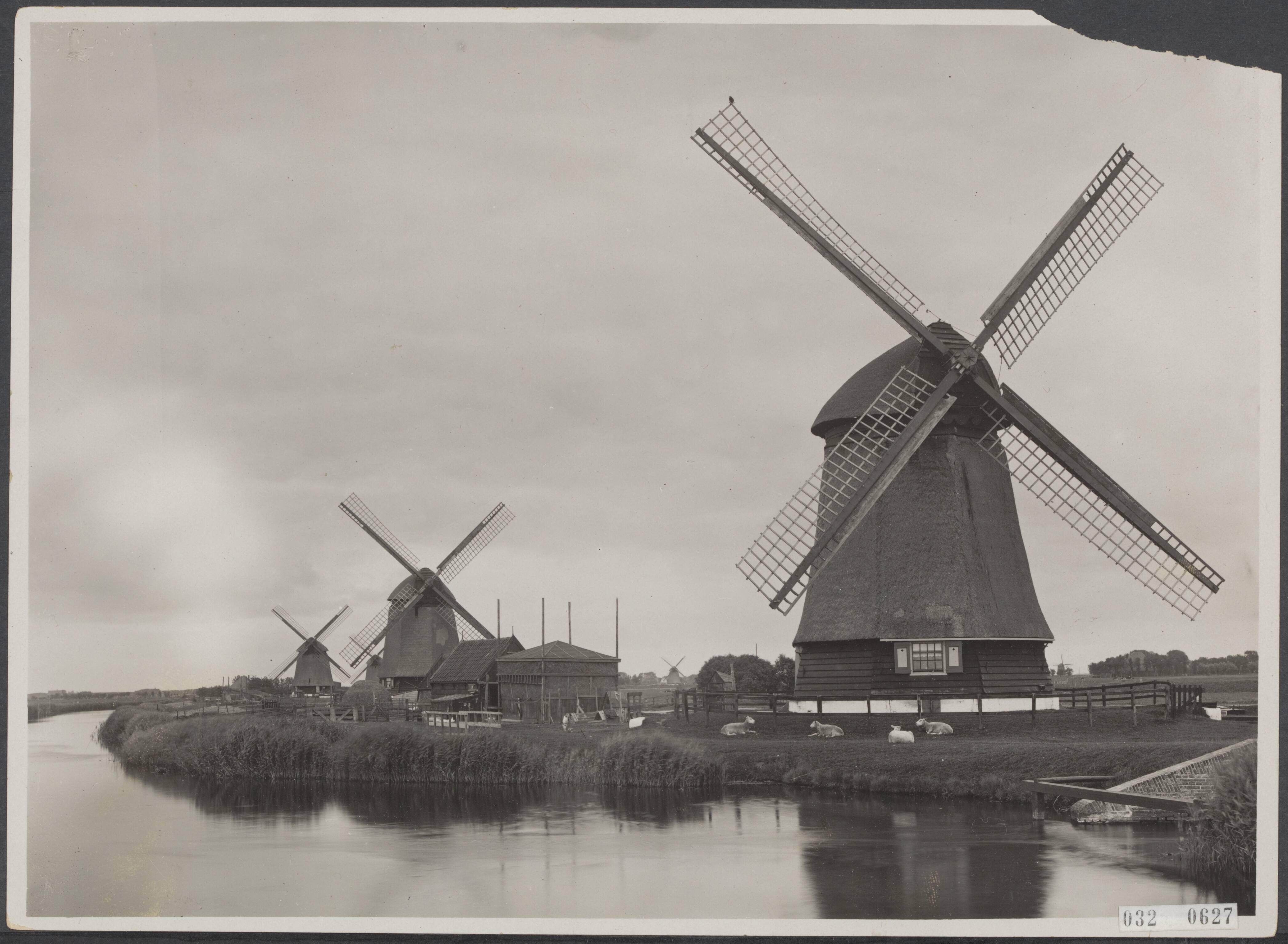 Fotocollectie Elsevier Binnenland — Molengroep "De Zes Wielen" te Oudorp bij Alkmaar — Foto: Fotopersbureau "Holland". Licentie: Set B: Rechtenvrij / Publiek Domein. Bron: Nationaal Archief. http://hdl.handle.net/10648/ade45cea-d0b4-102d-bcf8-003048976d84
