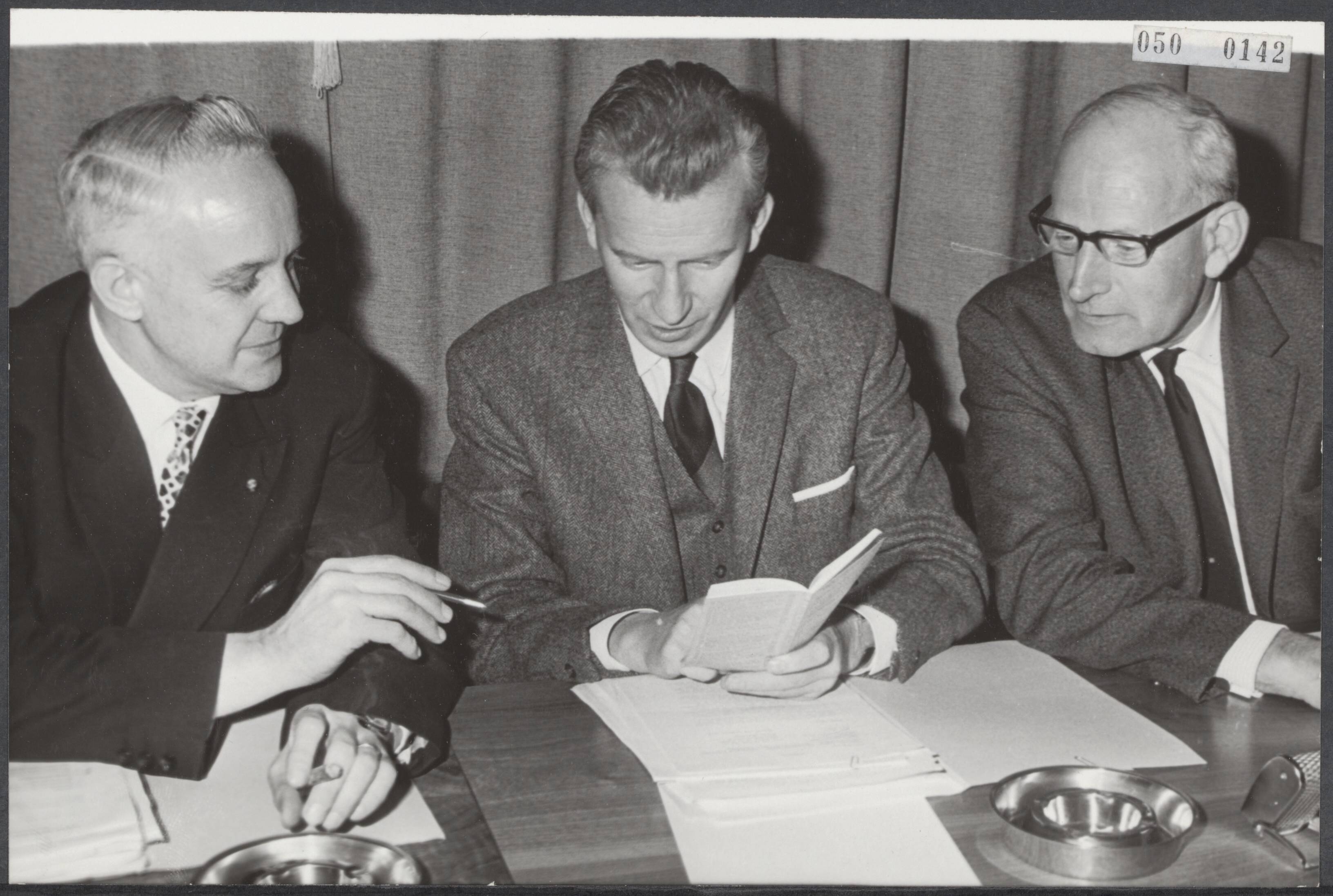 Fotocollectie Elsevier Binnenland — Loonoverleg tussen regering en de Stichting van de Arbeid in Voorburg. De vertegenwoordigers van de werknemers vlnr. Mertens (NKV), Kloos (NVV), Eibergen (CNV) — Foto: Koch, Eric / Anefo. Licentie: Set B: Rechtenvrij / Publiek Domein. Bron: Nationaal Archief. http://hdl.handle.net/10648/ae02baa0-d0b4-102d-bcf8-003048976d84