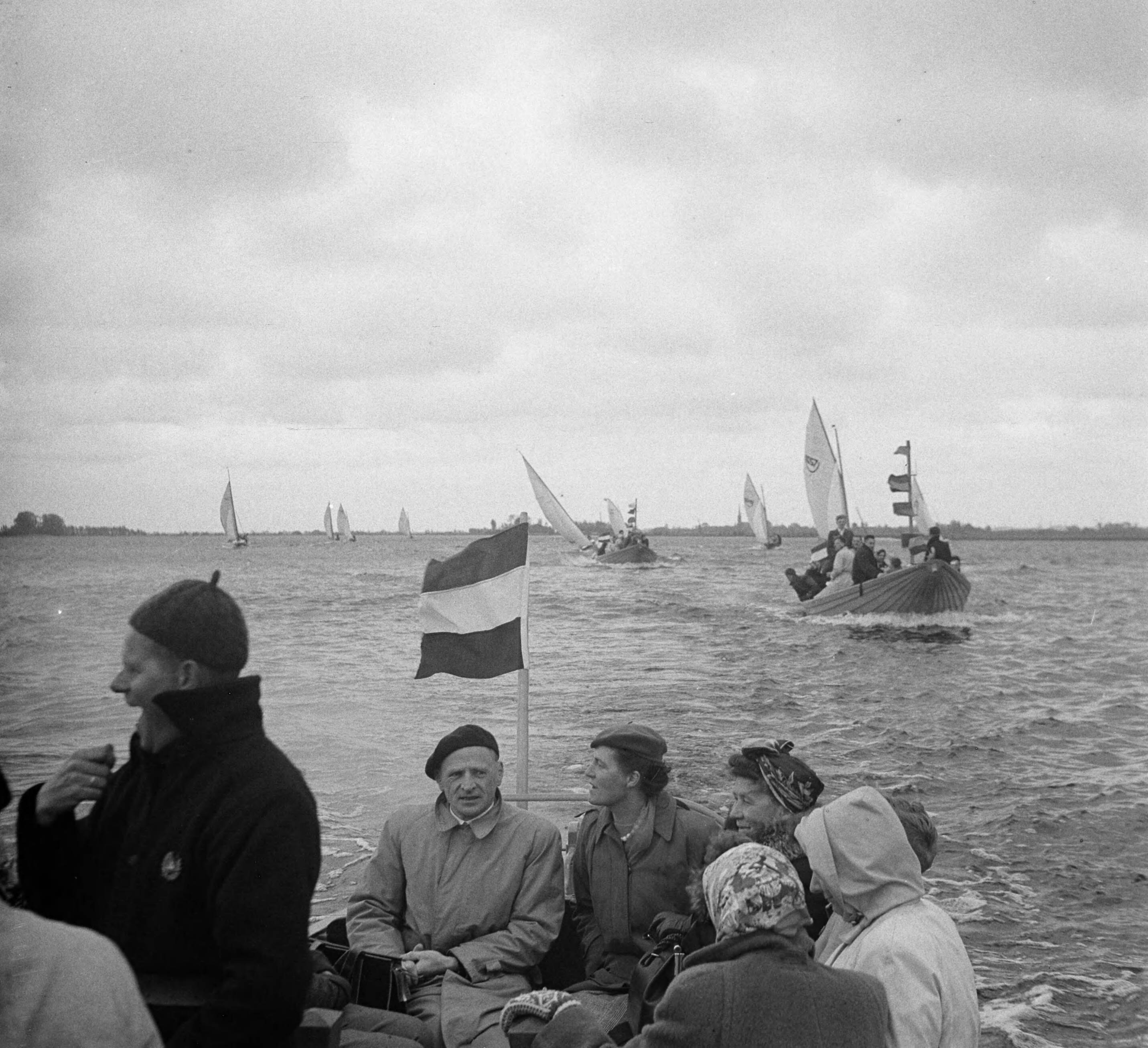 Opening centrum afdeling Watersport van de Personeelsvereniging van het ministerie van Marine te Woubrugge — Foto: Vogel, Carel L. de / Anefo. — Licentie: Set B: Rechtenvrij / Publiek Domein. Bron: Nationaal Archief. http://hdl.handle.net/10648/a8ea1fc2-d0b4-102d-bcf8-003048976d84