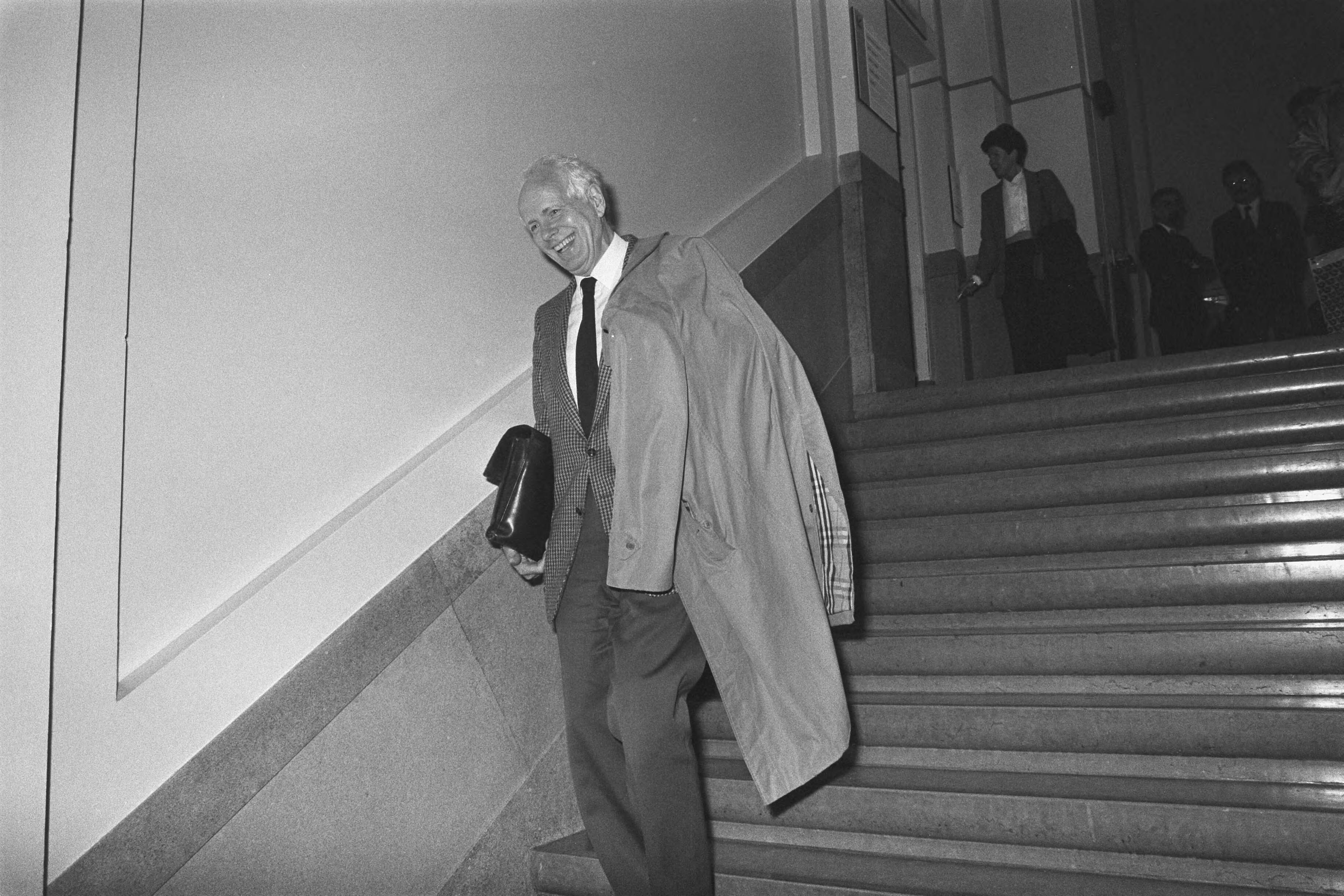 Fotocollectie Anefo — Ex-directeur beleggingen van ABP, de heer Masson , in paleis van Justitie te Maastricht tijdens hervatting rechtszaak — Foto: Molendijk, Bart / Anefo. Licentie: Set B: Rechtenvrij / Publiek Domein. Bron: Nationaal Archief. http://hdl.handle.net/10648/ad592cc4-d0b4-102d-bcf8-003048976d84
