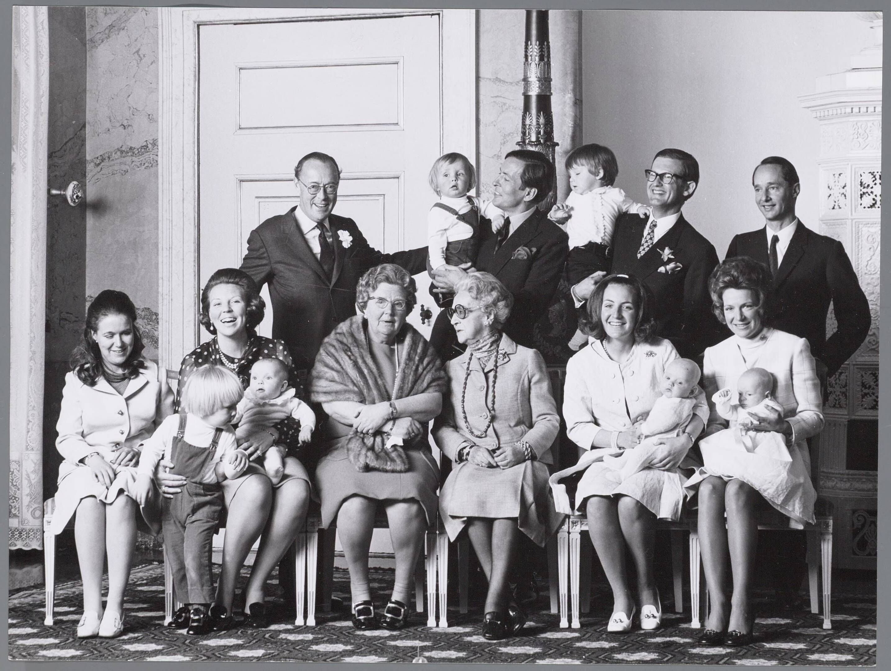 Fotocollectie RVD / Koninklijk Huis — Foto Koninklijke Familie uit 1970 op Paleis Soestdijk Vooraan: prinses Christina, prinses Beatrix met prins Constantijn, prinses Armgard, prinses Irene met prins Carlos, prinses Margriet met prins Bernhard jr. Achteraan: prins Bernhard, prins Claus met prins Johan Friso, mr. Pieter van Vollenhoven met prins Maurits, prins Carel Hugo — Foto: Koot, Max / RVD. Licentie: Set B: Rechtenvrij / Publiek Domein. Bron: Nationaal Archief. http://hdl.handle.net/10648/afabe32c-d0b4-102d-bcf8-003048976d84