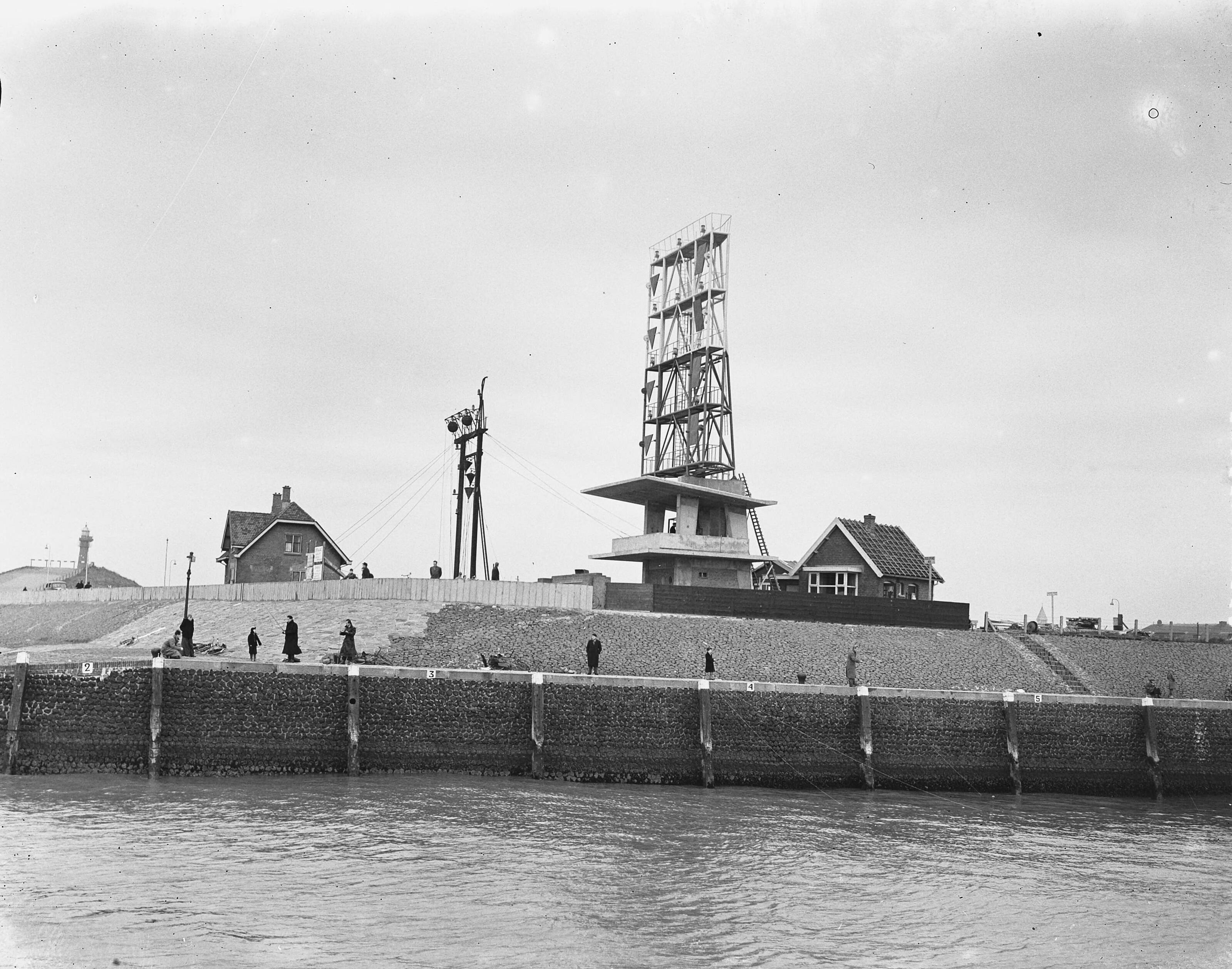Fotocollectie Anefo — Nieuwe Semafoor in aanbouw te Scheveningen — Foto: Duinen, H. van / Anefo. Licentie: Set B: Rechtenvrij / Publiek Domein. Bron: Nationaal Archief. http://hdl.handle.net/10648/a919eb8a-d0b4-102d-bcf8-003048976d84