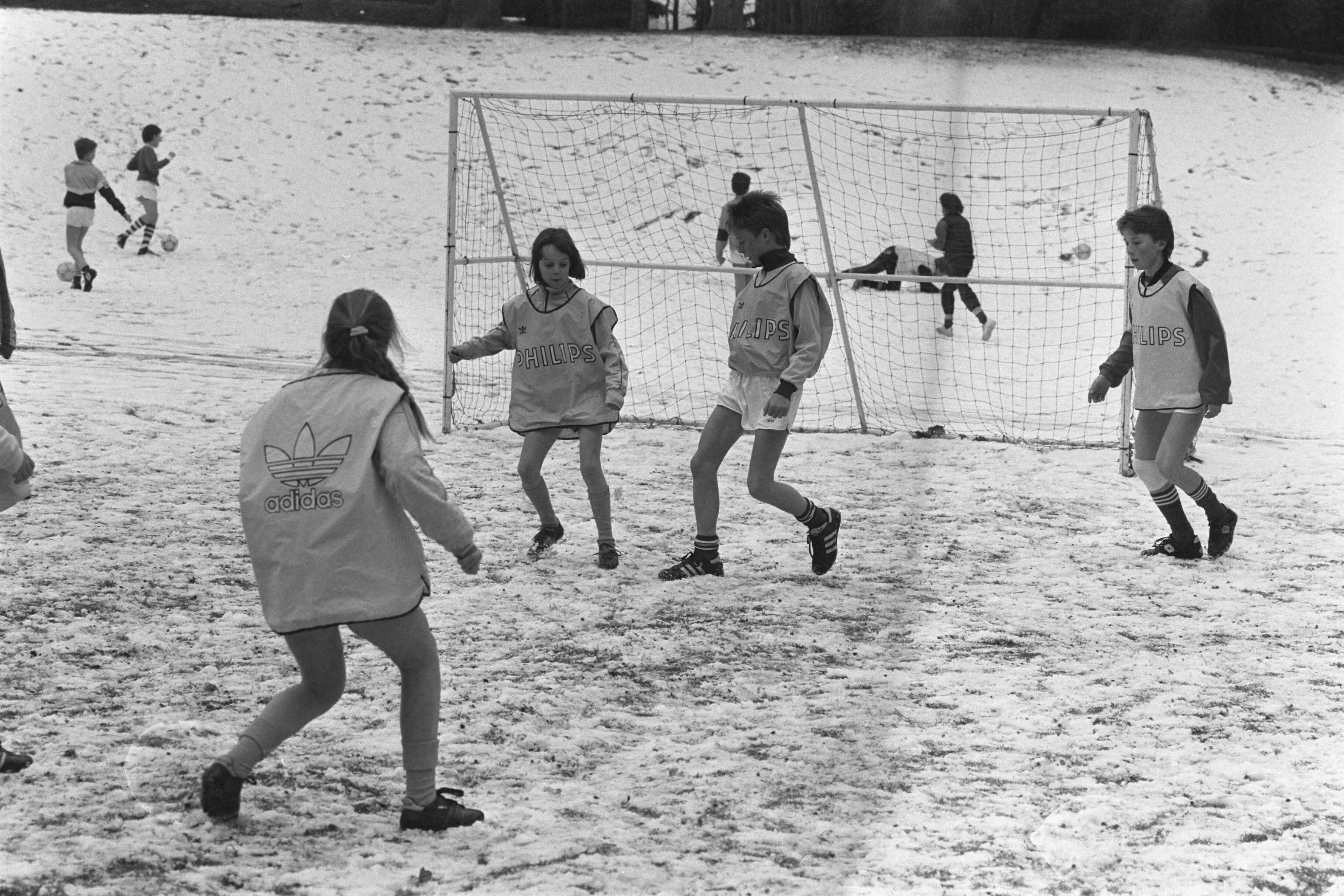 Fotocollectie Anefo — KNVB-actie "4 tegen 4" gepresenteerd in Zeist; technisch directeur KNVB Rinus Michels met enkele spelertjes — Foto: Bogaerts, Rob / Anefo. Licentie: Set B: Rechtenvrij / Publiek Domein. Bron: Nationaal Archief. http://hdl.handle.net/10648/ad5cd388-d0b4-102d-bcf8-003048976d84