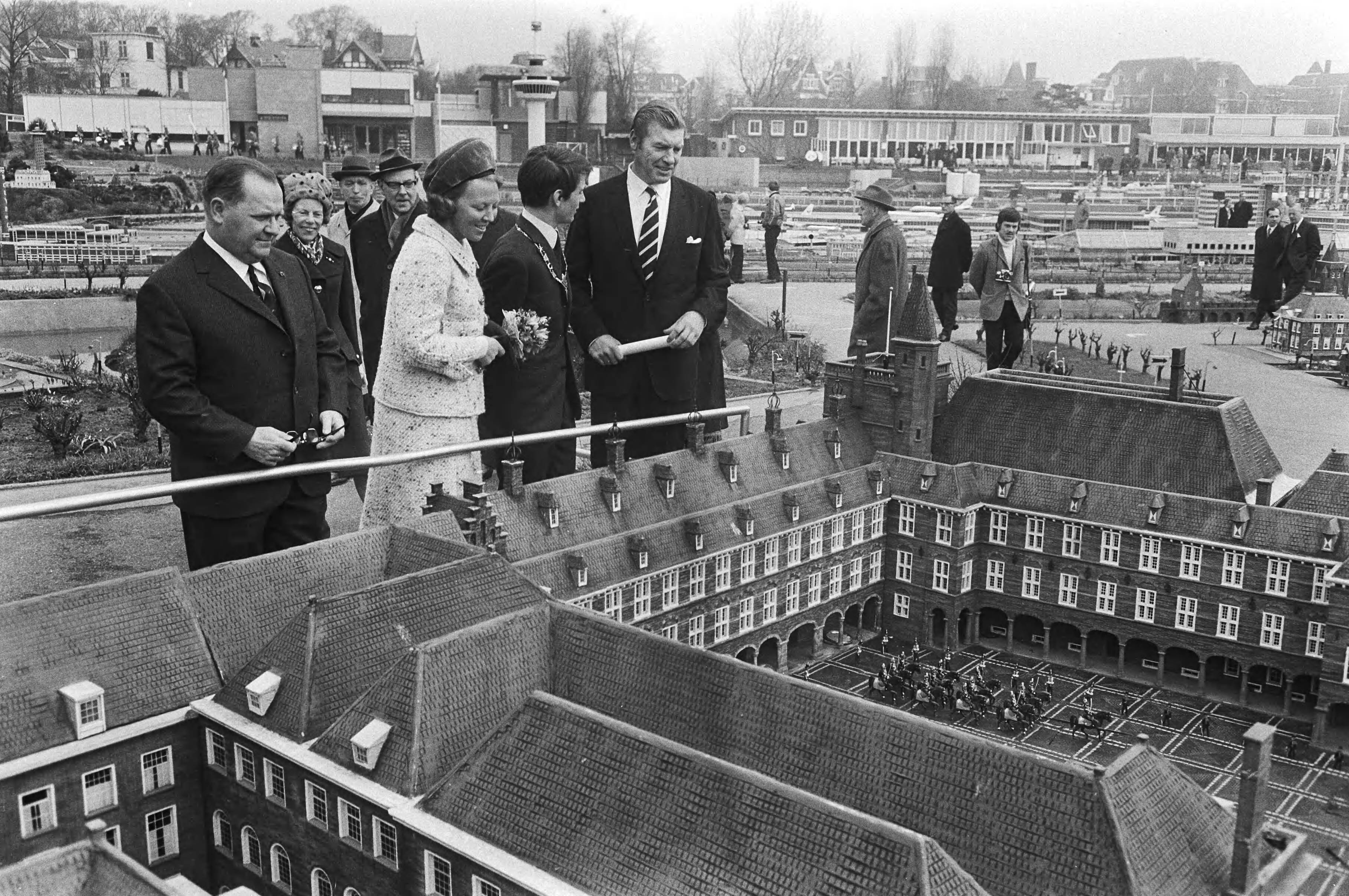 Prinses Beatrix aanwezig bij de opening van Madurodam in Den Haag — Prinses Beatrix bekijkt een model van het Binnenhof — Foto: Fotograaf Onbekend / Anefo. Licentie: Set B: Rechtenvrij / Publiek Domein. Bron: Nationaal Archief. http://hdl.handle.net/10648/abb96d8e-d0b4-102d-bcf8-003048976d84