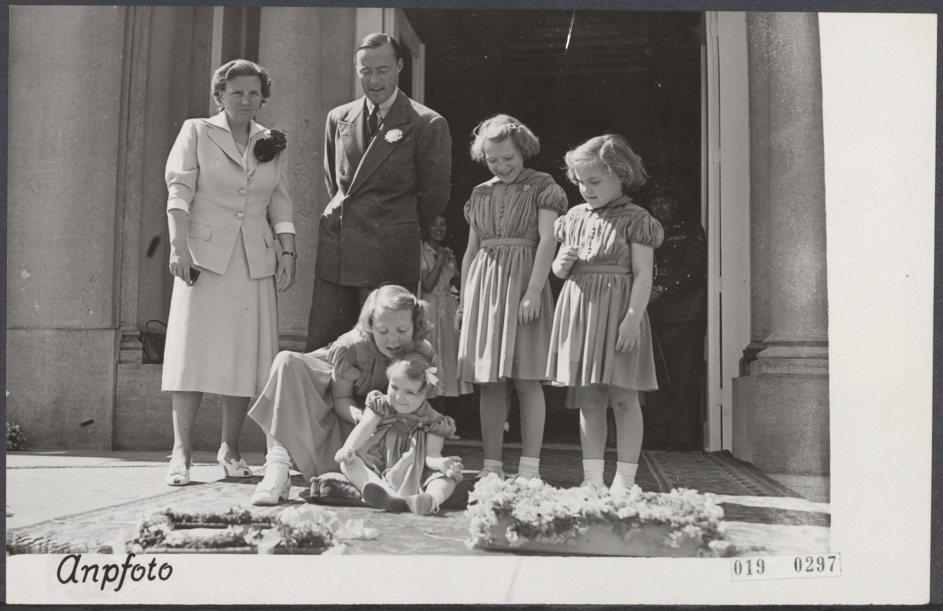 Fotocollectie Elsevier Binnenland — Koninginnedag 1950. De koninklijke famiilie op het bordes van paleis Soestijk tijdens het defilé Prinses Beatrix houdt tprinses Marijke (Christina) vast. — Foto: ANP / RVD of rechtenvrij. Licentie: Set B: Rechtenvrij / Publiek Domein. Bron: Nationaal Archief. http://hdl.handle.net/10648/adc61794-d0b4-102d-bcf8-003048976d84
