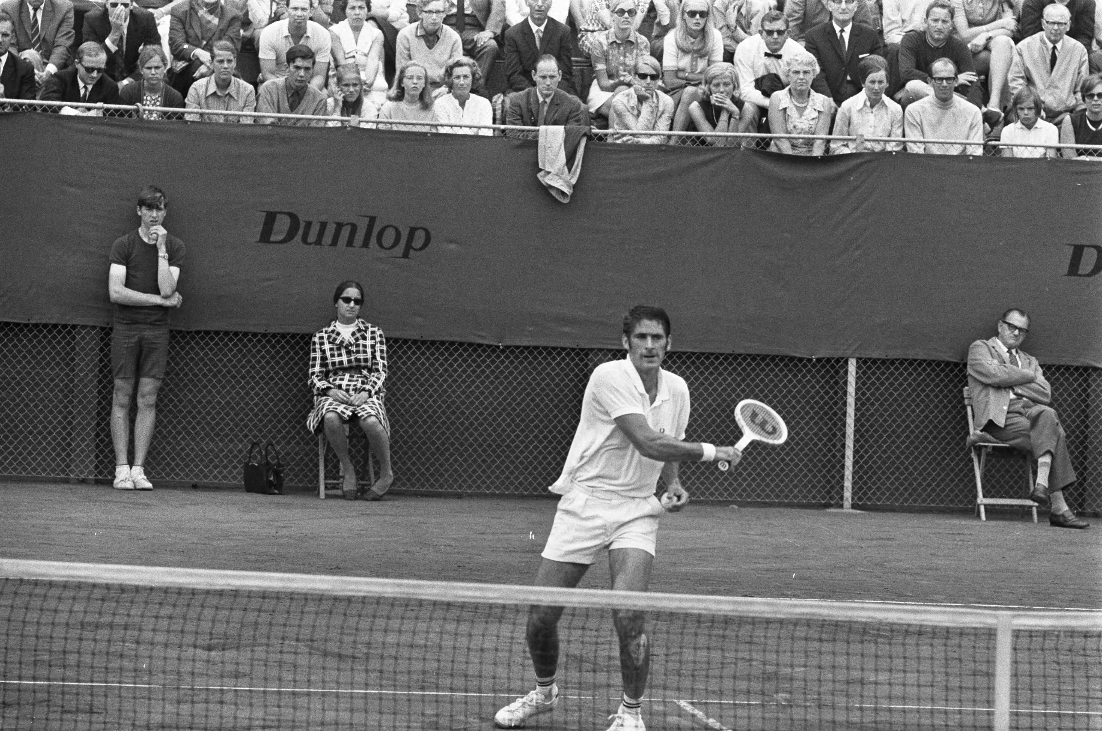Tenniswedstrijden op de METS-banen te Scheveningen — Cliff Drysdale in actie — Foto: Fotograaf Onbekend / Anefo. Licentie: Set B: Rechtenvrij / Publiek Domein. Bron: Nationaal Archief. http://hdl.handle.net/10648/ab71b476-d0b4-102d-bcf8-003048976d84