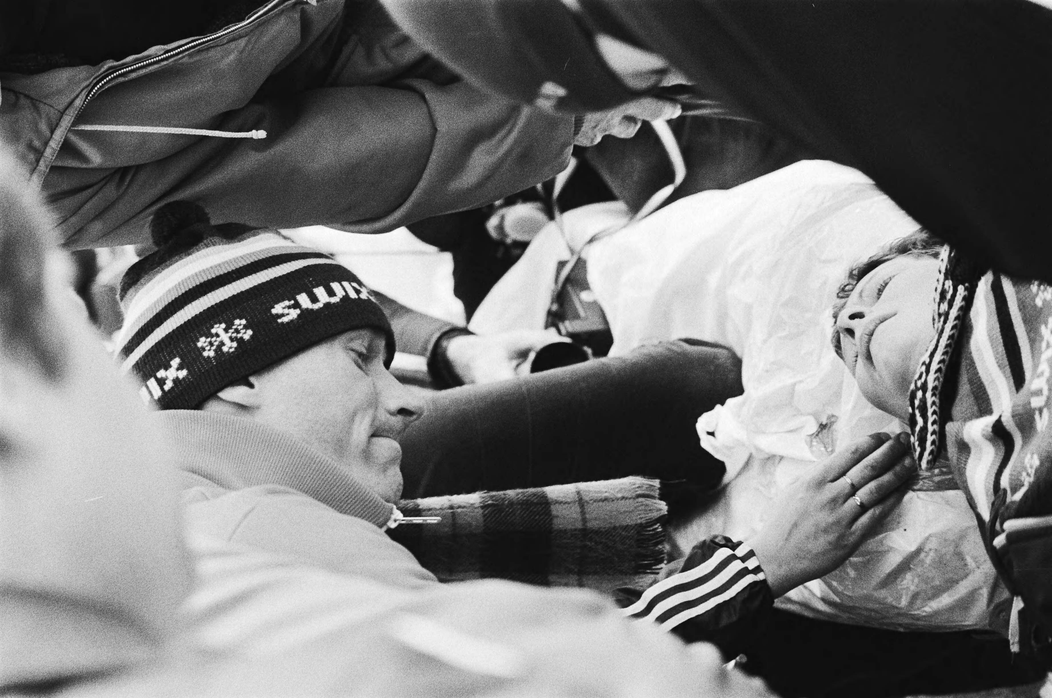 Fotocollectie Anefo — Nederlandse kampioenschappen schaatsen dames allround in Den Haag. Haitske Valentijn-Pijlman na haar val op de 1000 meter. — Foto: Suyk, Koen / Anefo. Licentie: Set B: Rechtenvrij / Publiek Domein. Bron: Nationaal Archief. http://hdl.handle.net/10648/acd7a686-d0b4-102d-bcf8-003048976d84