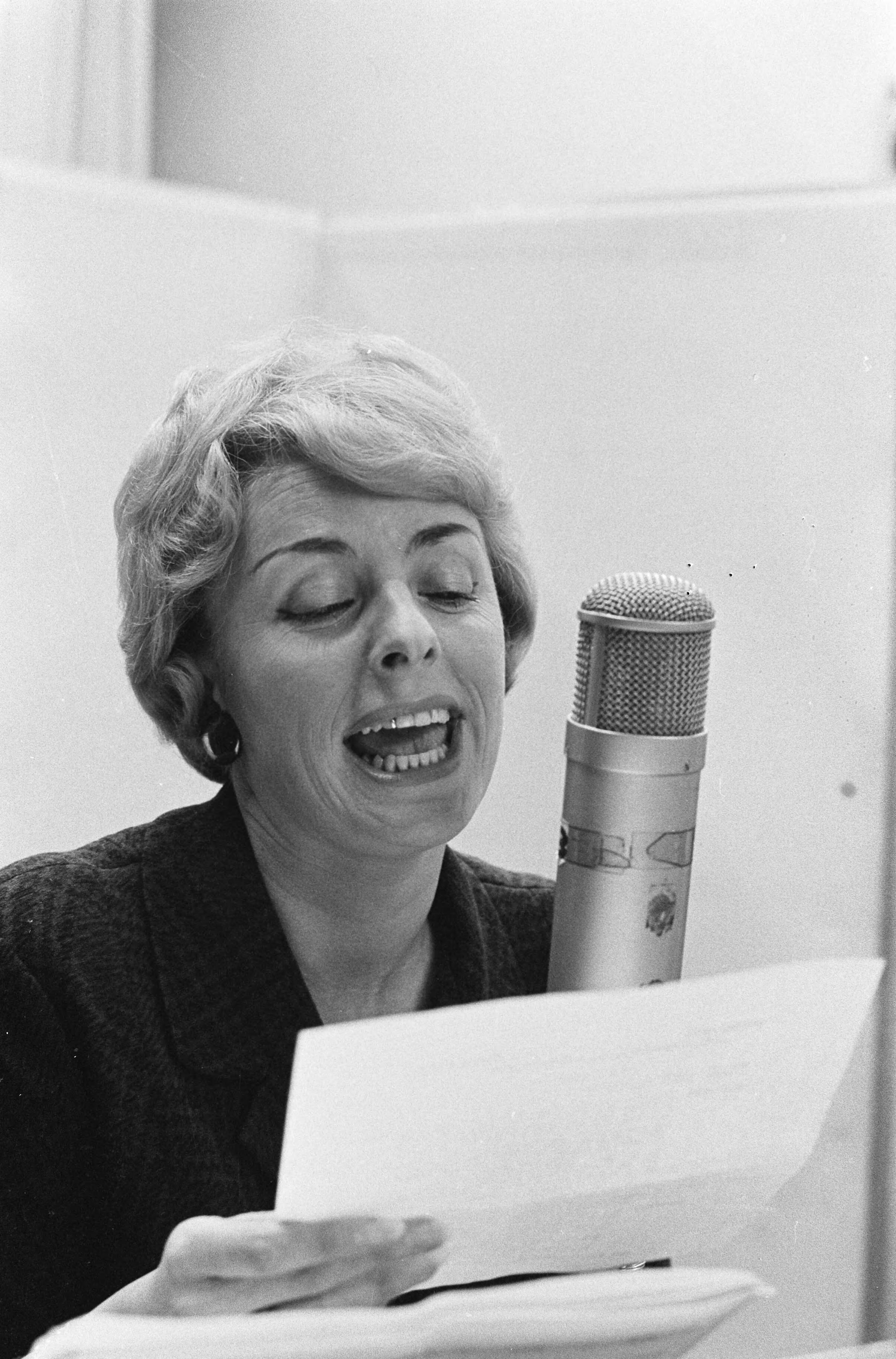 Fotocollectie Anefo — Annie Palmen heeft in de Phonogramstudio te Hilversum het uitgekozen Eurovisie Songfestivalliedje opgenomen — Foto: Gelderen, Hugo van / Anefo. Licentie: Set B: Rechtenvrij / Publiek Domein. Bron: Nationaal Archief. http://hdl.handle.net/10648/aa289e68-d0b4-102d-bcf8-003048976d84