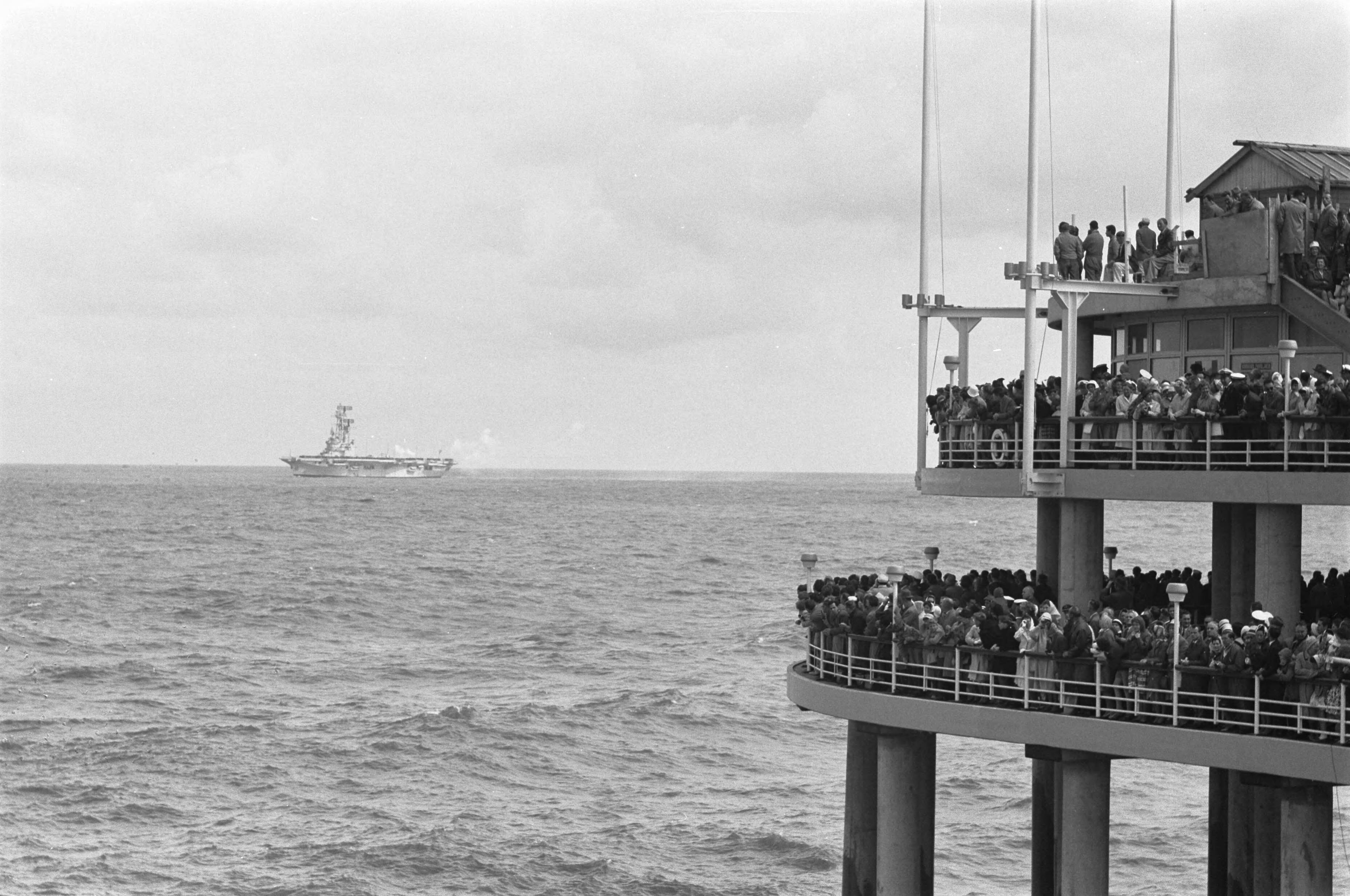 Fotocollectie Anefo — Vlootschouw bij de Scheveningse Pier — Foto: Pot, Harry / Anefo. Licentie: Set B: Rechtenvrij / Publiek Domein. Bron: Nationaal Archief. http://hdl.handle.net/10648/a9db974e-d0b4-102d-bcf8-003048976d84