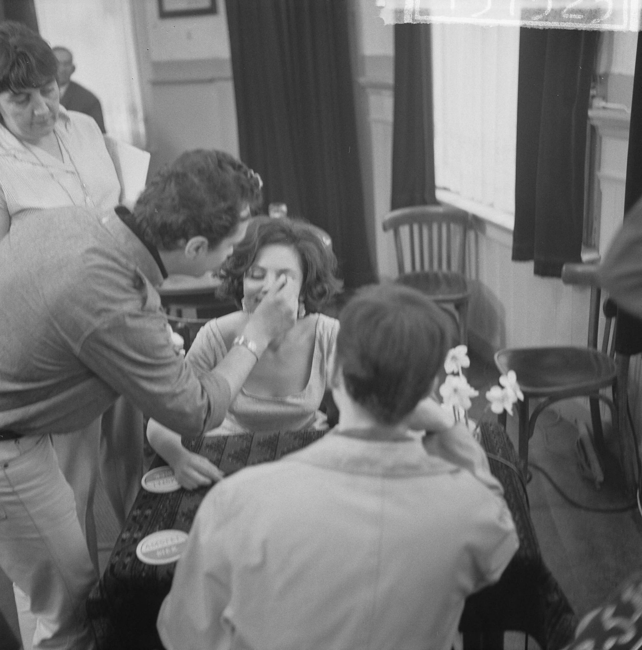 Fotocollectie Anefo — Nederlandse speelfilm "De Vergeten Medeminnaar" (regie: Giovanni Korporaal). Eerste opname in Aerdenhout. Thérèse Steinmetz krijgt make-up — Foto: Nijs, Jac. de / Anefo. Licentie: Set B: Rechtenvrij / Publiek Domein. Bron: Nationaal Archief. http://hdl.handle.net/10648/aa36710a-d0b4-102d-bcf8-003048976d84