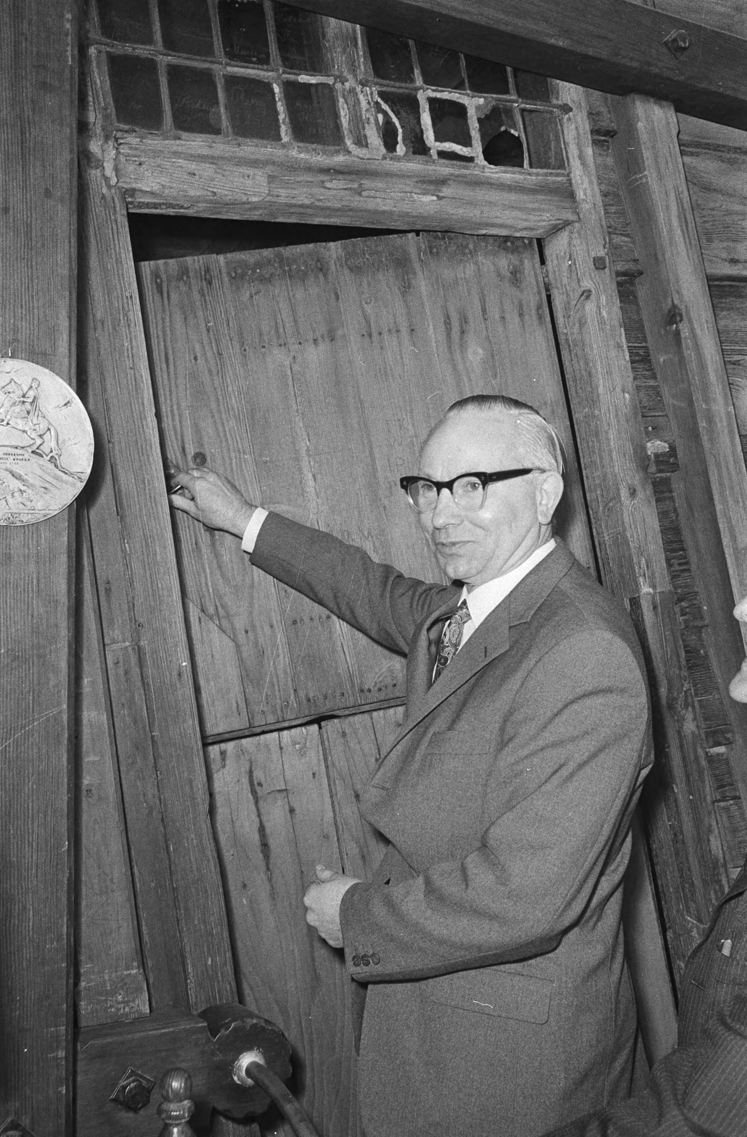 Ambassadeur Lavrov van de USSR verricht de heropening van het Czaar — Lavrov opent het huisje — Foto: Fotograaf Onbekend / Anefo. Licentie: Set B: Rechtenvrij / Publiek Domein. Bron: Nationaal Archief. http://hdl.handle.net/10648/abbd935a-d0b4-102d-bcf8-003048976d84