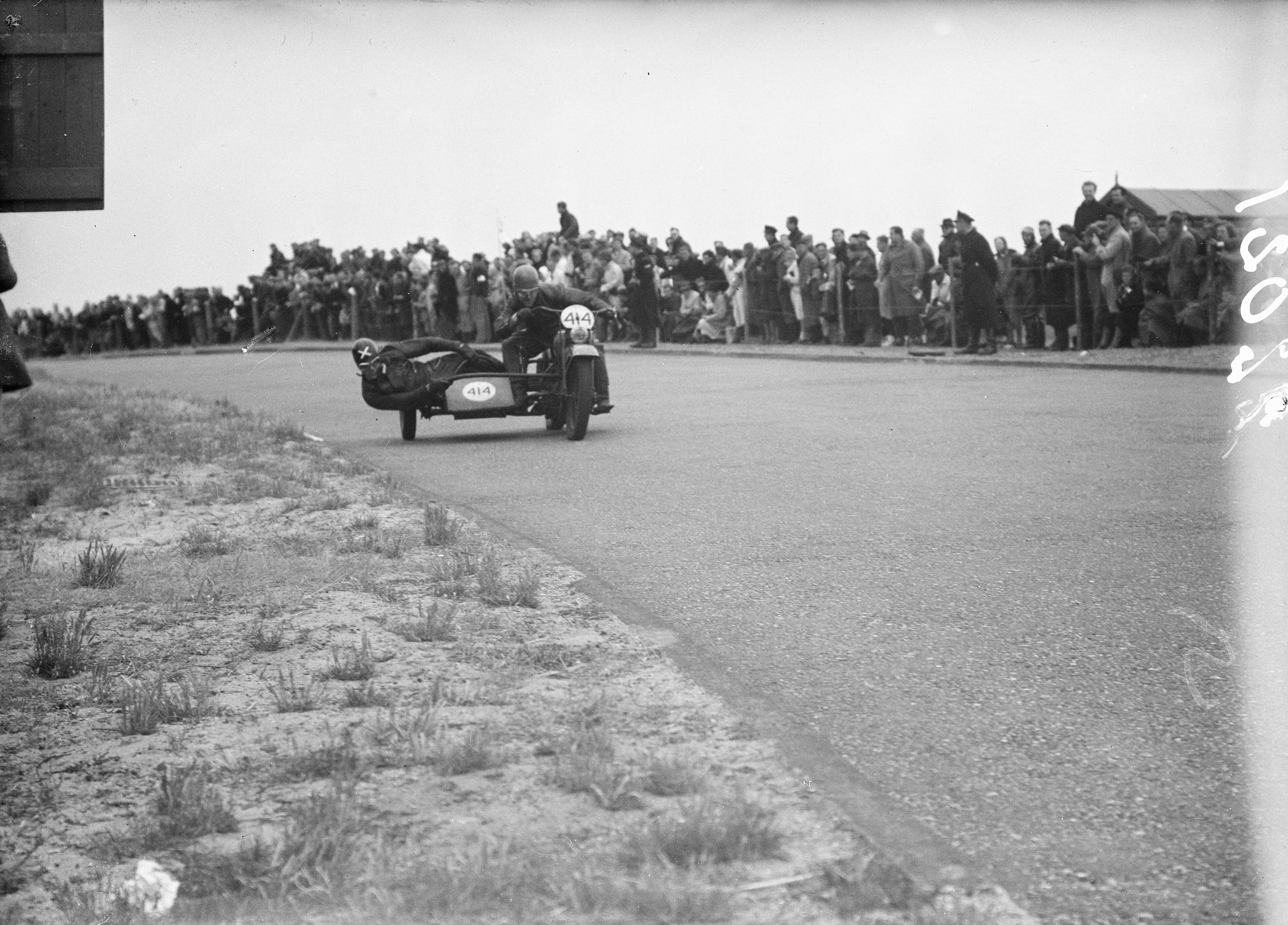Nationale Motorwedstrijden Zandvoort — Foto: Zeylemaker, Co / Anefo. — Licentie: Set B: Rechtenvrij / Publiek Domein. Bron: Nationaal Archief. http://hdl.handle.net/10648/a8a903fc-d0b4-102d-bcf8-003048976d84