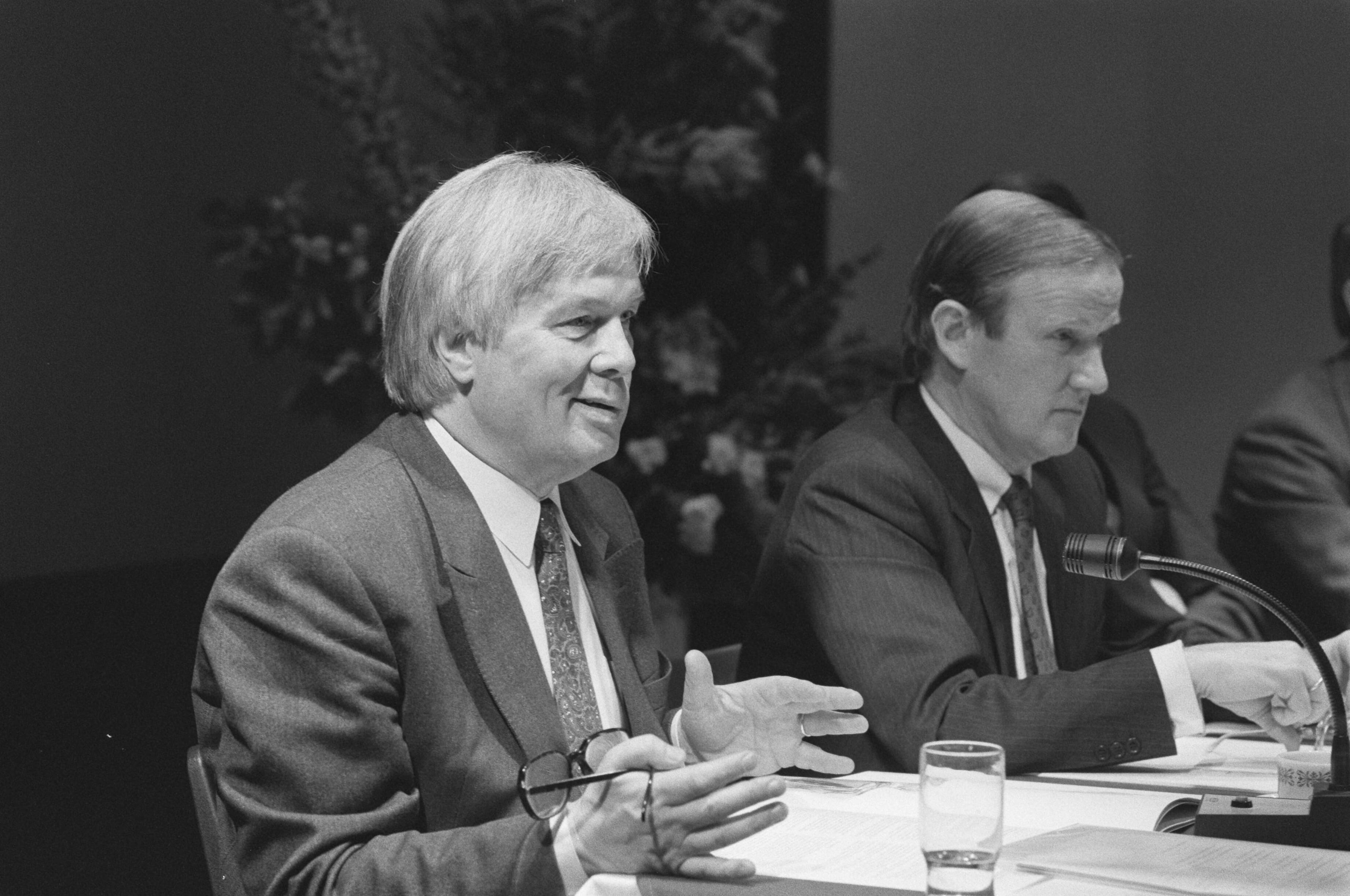 Persconferentie Stichting Van Gogh 1990 — F.A. (Frits) Becht (l) en mr. S. Patijn — Foto: Croes, Rob C. / Anefo. Licentie: Set B: Rechtenvrij / Publiek Domein. Bron: Nationaal Archief. http://hdl.handle.net/10648/ad7077a8-d0b4-102d-bcf8-003048976d84