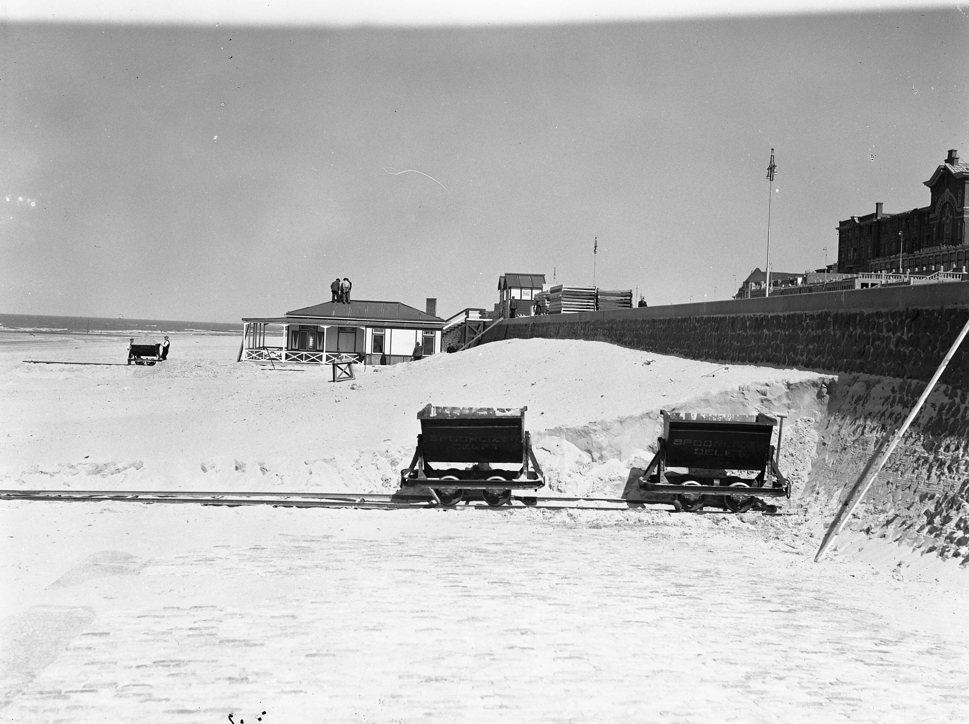 Fotocollectie Anefo — [kiepkarren op een strand] — Foto: Oorschot, […] van / Anefo. Licentie: Set B: Rechtenvrij / Publiek Domein. Bron: Nationaal Archief. http://hdl.handle.net/10648/a8b538e8-d0b4-102d-bcf8-003048976d84