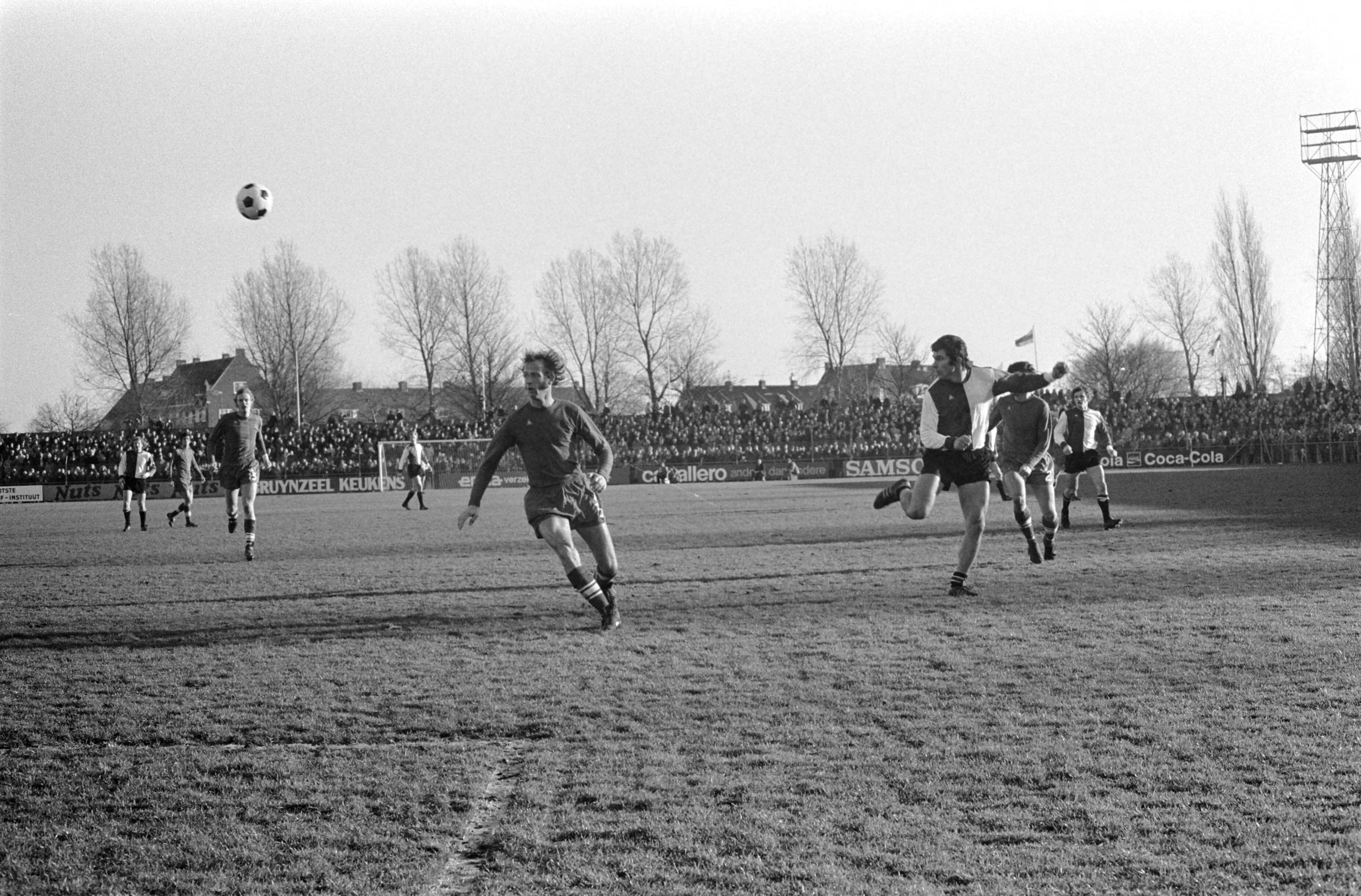 Haarlem tegen Feyenoord: 0-1 — Spelmoment — Foto: Fotograaf Onbekend / Anefo. Licentie: Set B: Rechtenvrij / Publiek Domein. Bron: Nationaal Archief. http://hdl.handle.net/10648/ac420806-d0b4-102d-bcf8-003048976d84
