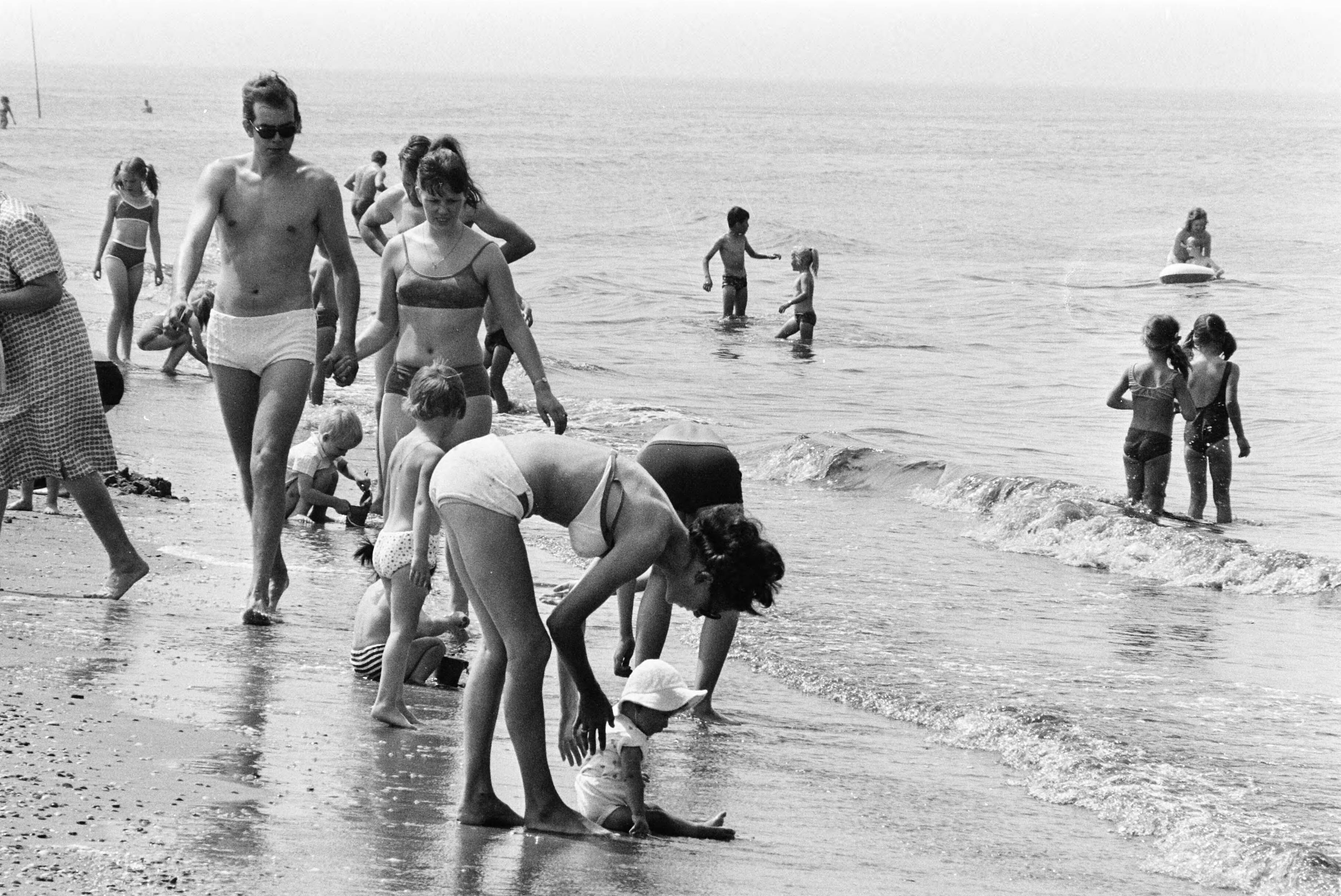 Fotocollectie Anefo — Warm weer: strand Zandvoort; mensen in zee — Foto: Verhoeff, Bert / Anefo. Licentie: Set B: Rechtenvrij / Publiek Domein. Bron: Nationaal Archief. http://hdl.handle.net/10648/ab993dfc-d0b4-102d-bcf8-003048976d84