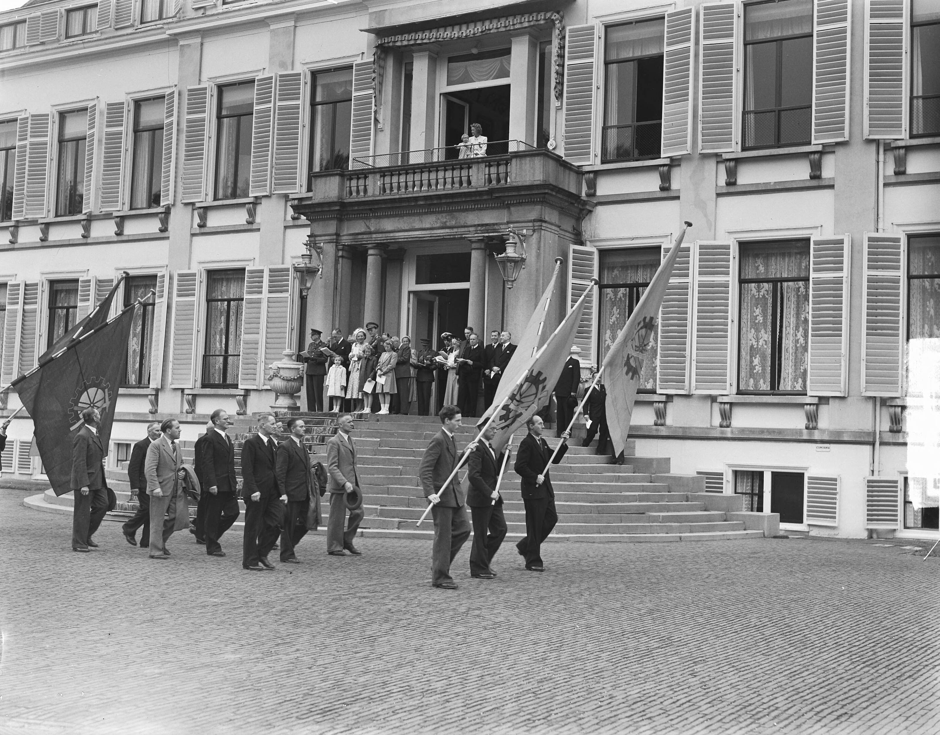 Fotocollectie Anefo — Soestdijk, defile arbeidersorganisatie — Foto: Noske, J.D. / Anefo. Licentie: Set B: Rechtenvrij / Publiek Domein. Bron: Nationaal Archief. http://hdl.handle.net/10648/a8ca977e-d0b4-102d-bcf8-003048976d84