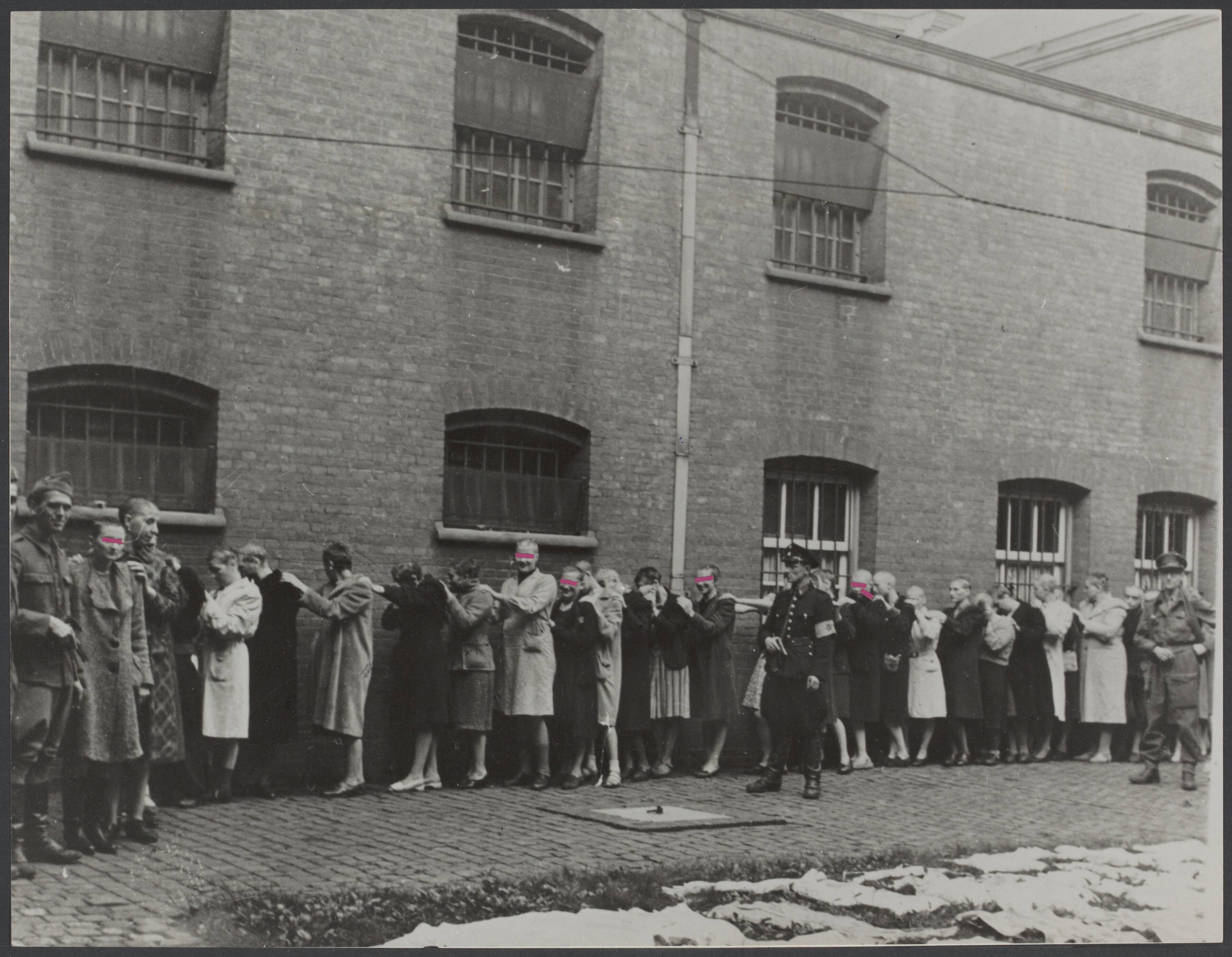 Collaboratie Nederland. — Maastricht september 1944. Vrouwelijke collaborateurs gevangen genomen en kaalgeschoren na de bevrijding van de stad — Foto: Rijksinstituut voor Oorlogsdocumentatie [RIOD] / NIOD. Licentie: Set B: Rechtenvrij / Publiek Domein. Bron: Nationaal Archief. http://hdl.handle.net/10648/3ee0f669-509c-42db-2569-d8b40e8e71de