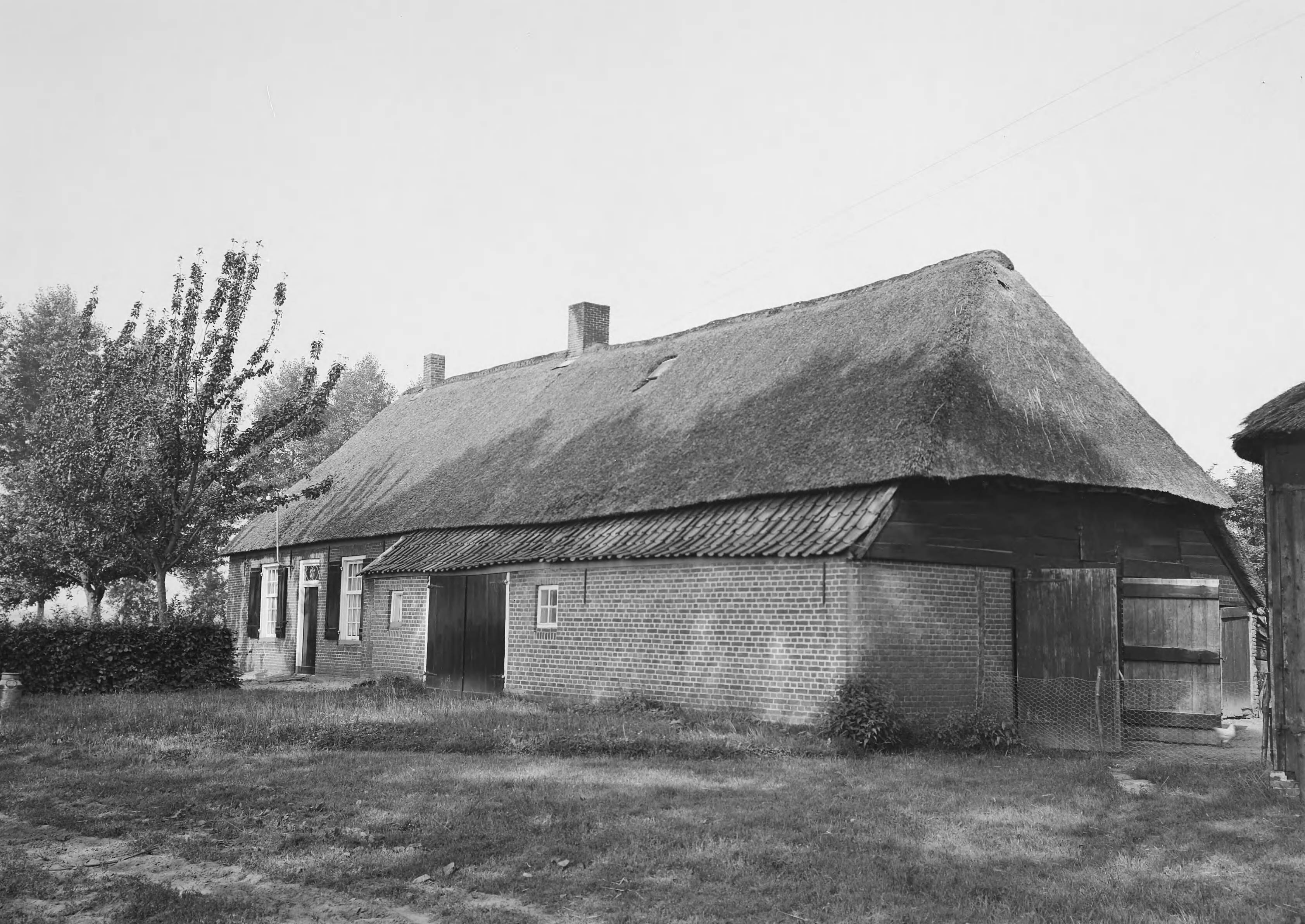 Fotocollectie Nederlandse Heidemaatschappij — Brabantse boerderij te Haaren (N.B.) — Foto: Fotograaf Onbekend / Heidemij. Licentie: Set B: Rechtenvrij / Publiek Domein. Bron: Nationaal Archief. http://hdl.handle.net/10648/ae6019c0-d0b4-102d-bcf8-003048976d84