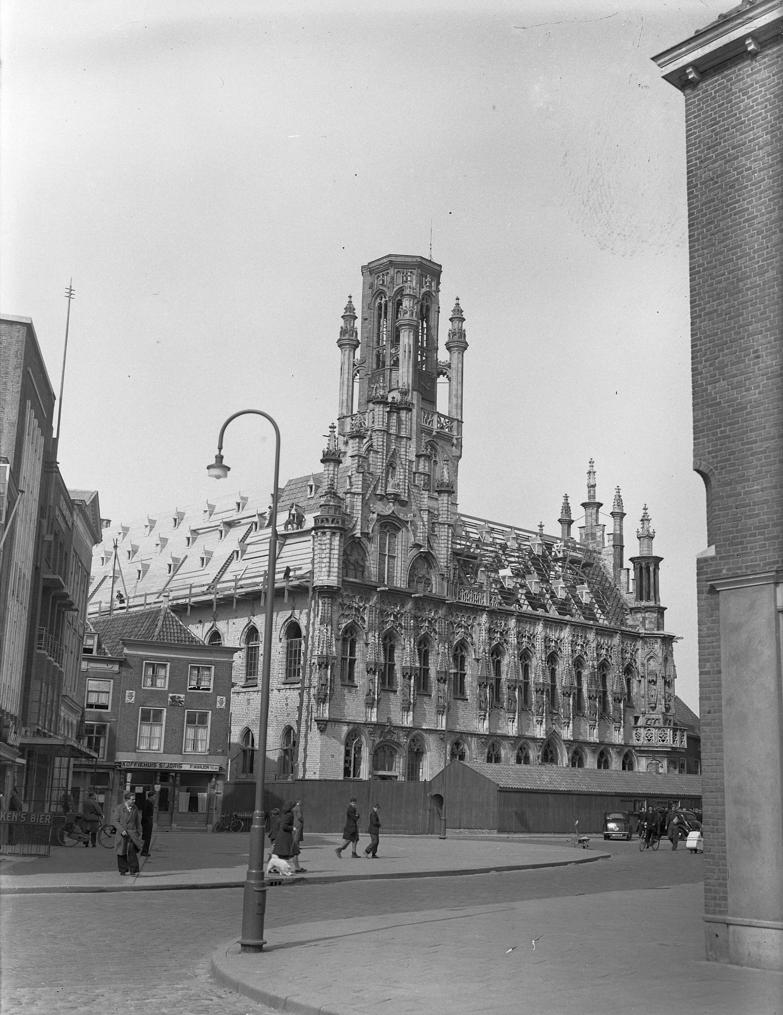 Fotocollectie Anefo — Restauratie Stadhuis Middelburg — Foto: Moedrik, D. / Anefo. Licentie: Set B: Rechtenvrij / Publiek Domein. Bron: Nationaal Archief. http://hdl.handle.net/10648/a8b4fdd8-d0b4-102d-bcf8-003048976d84